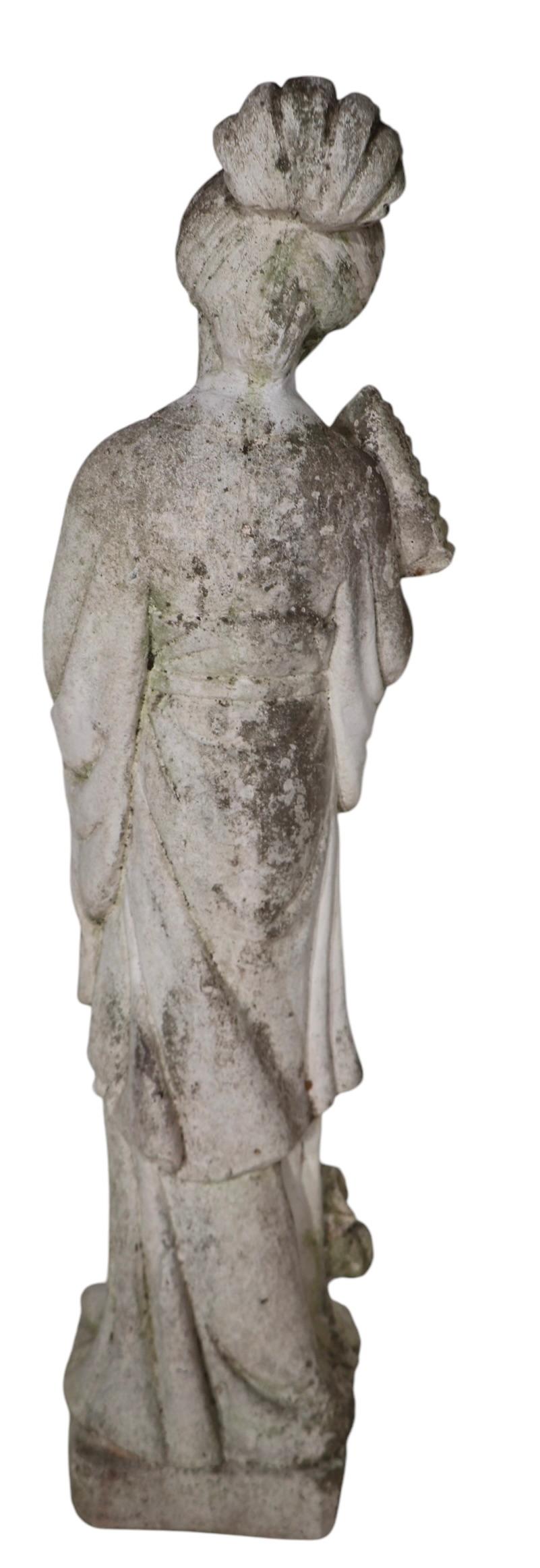 Statue de jeune fille Geisha vintage en ciment deux disponibles Bon état - En vente à New York, NY