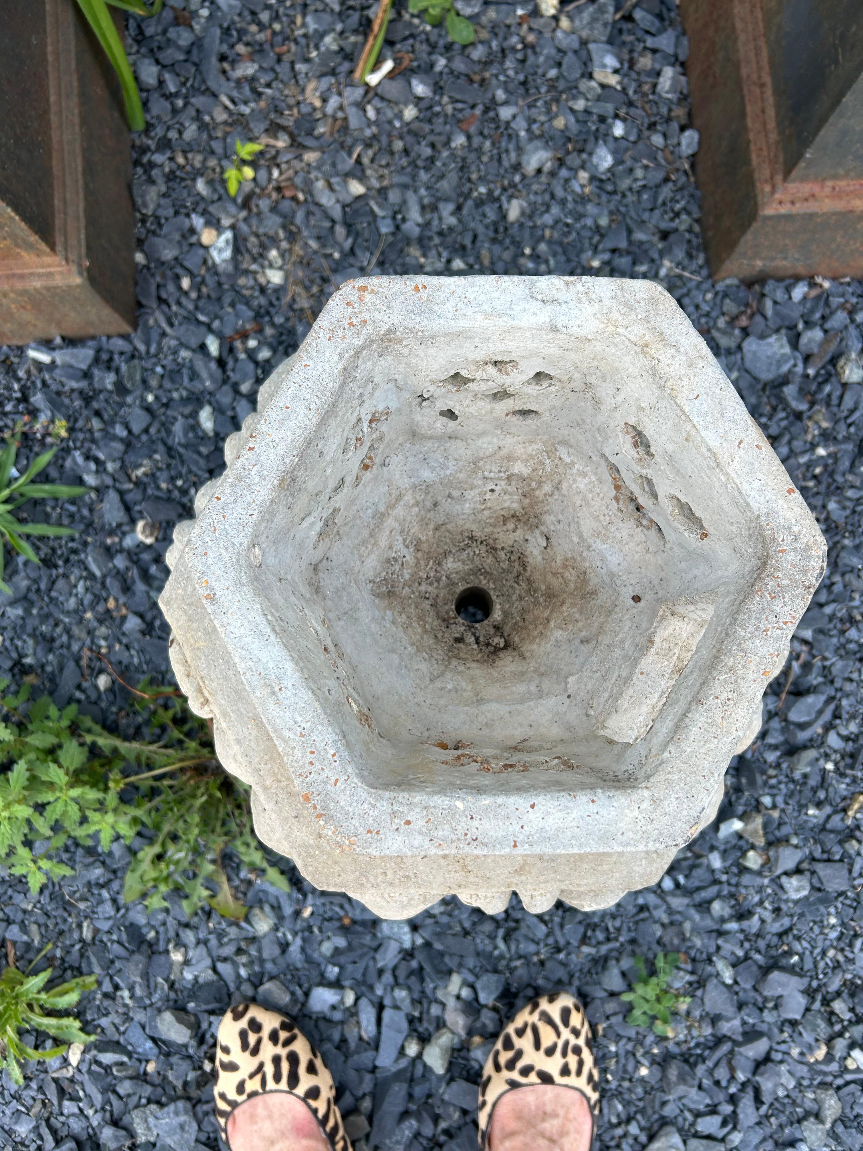 Vintage Cement Japanese Yukimi Gaga Ishidoro Pagoda Lantern Garden Sculpture In Good Condition For Sale In Hopewell, NJ