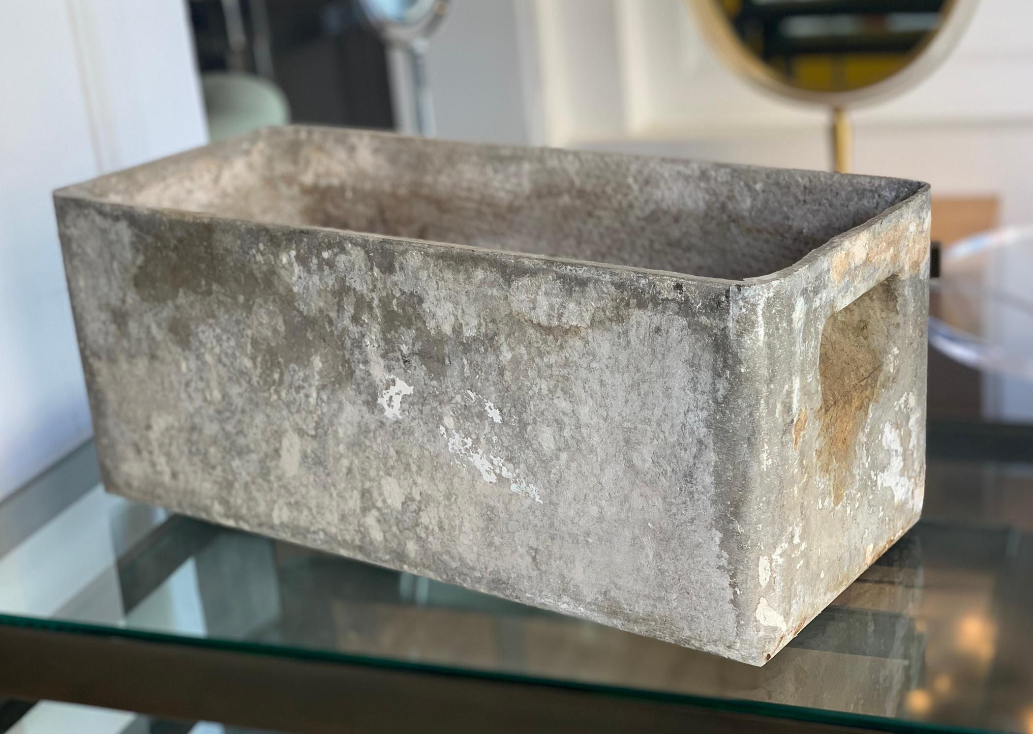 Beautiful cement planter in excellent condition stamped JM 145, we have 3 pieces available all 3 are the same shape and size.
Excellent condition, they can be used indoors or outdoors.
Measures: 19.75
