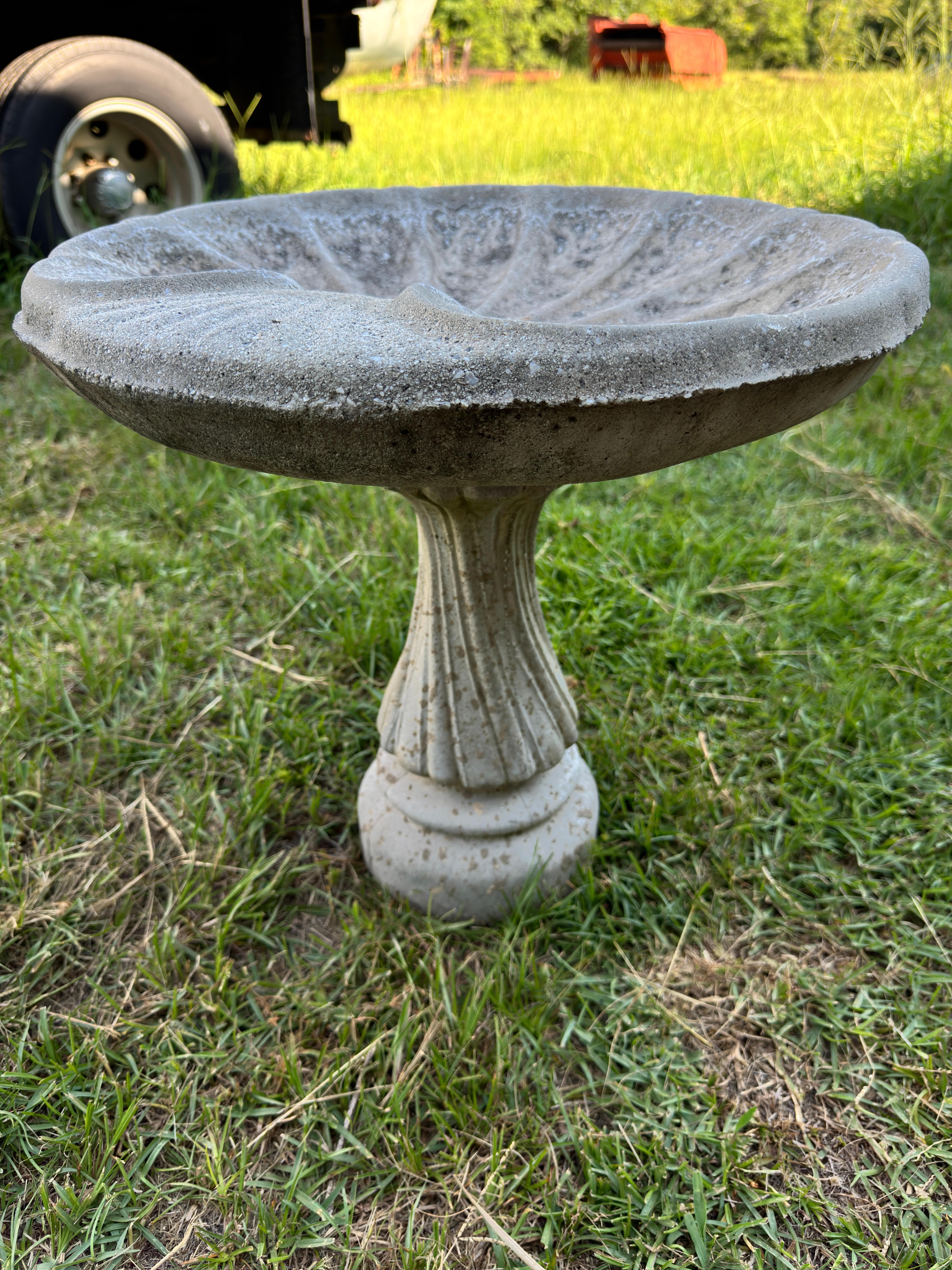 Moulé Bain d'oiseau vintage en ciment à motif d'étagère avec base - 2 pièces en vente