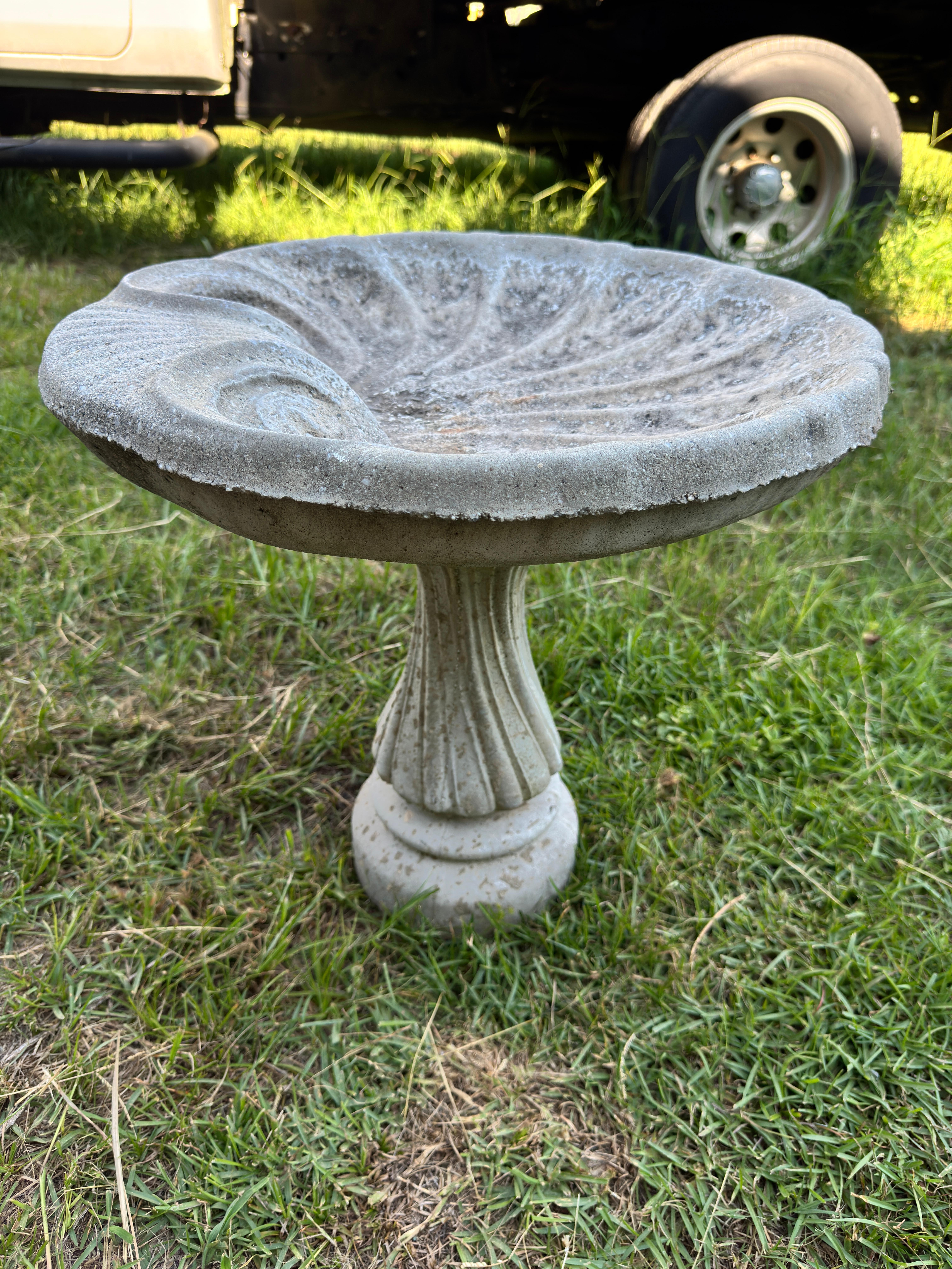 Bain d'oiseau vintage en ciment à motif d'étagère avec base - 2 pièces Bon état - En vente à Cordova, SC