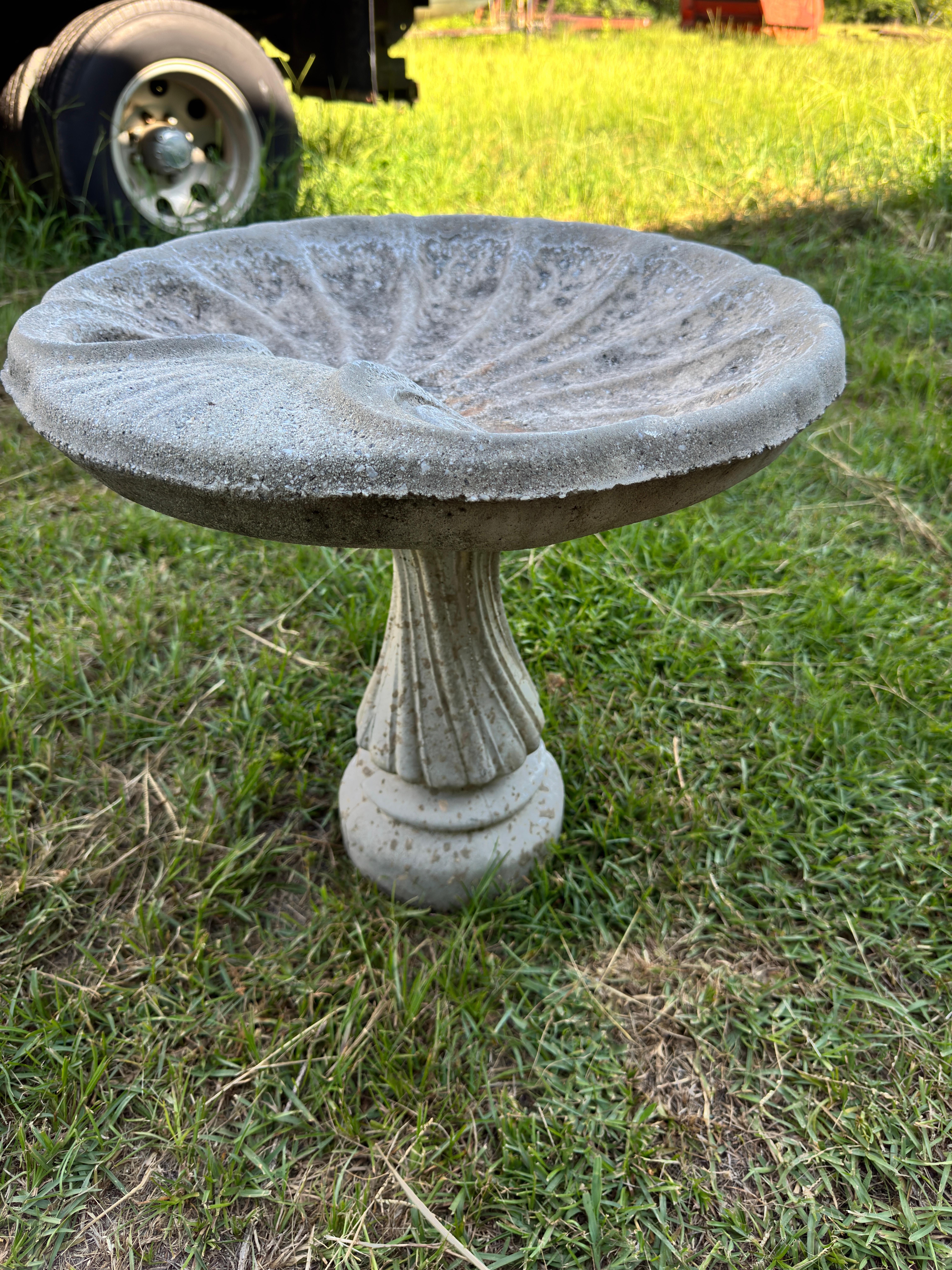 Milieu du XXe siècle Bain d'oiseau vintage en ciment à motif d'étagère avec base - 2 pièces en vente