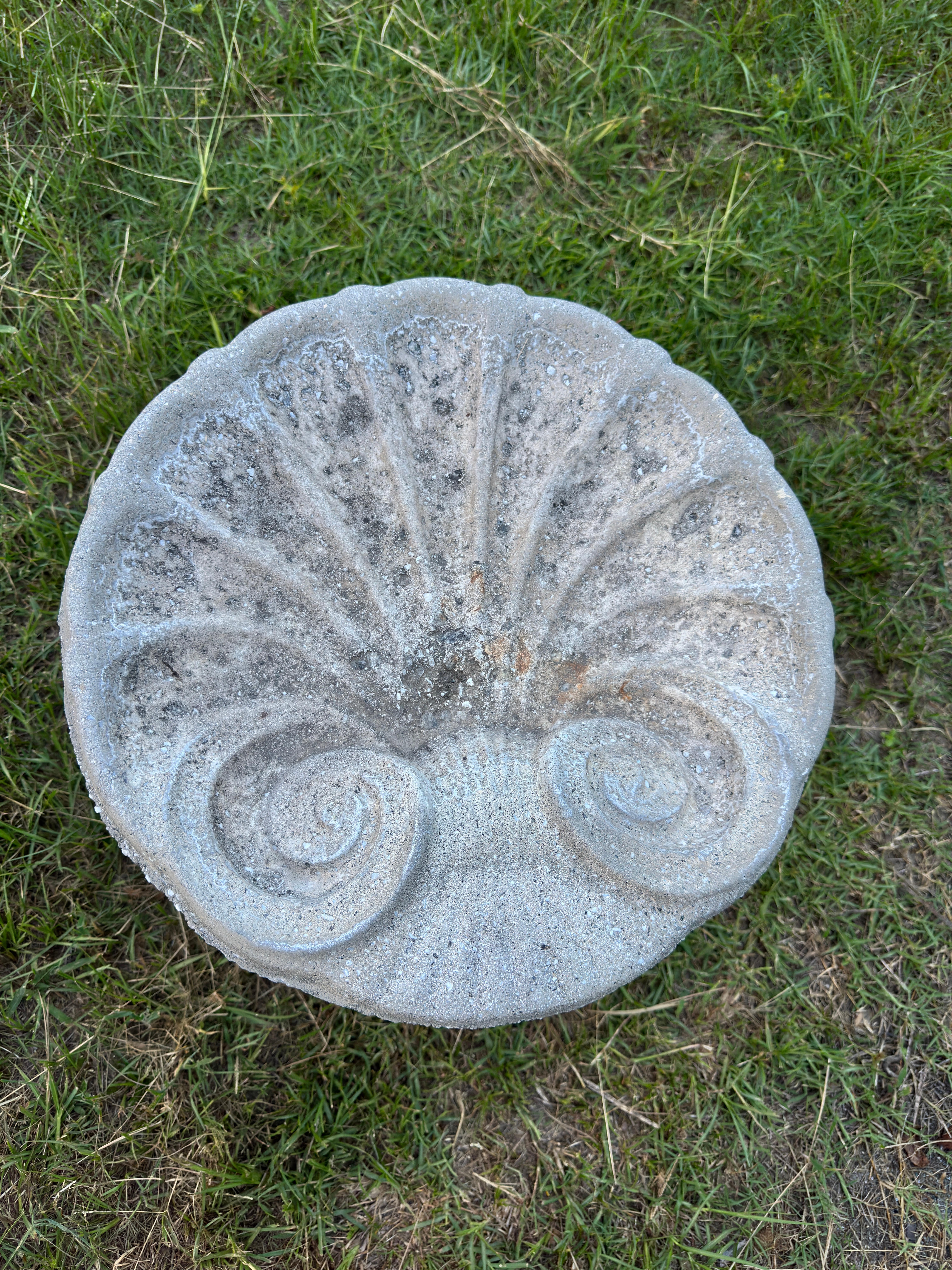 Ciment Bain d'oiseau vintage en ciment à motif d'étagère avec base - 2 pièces en vente