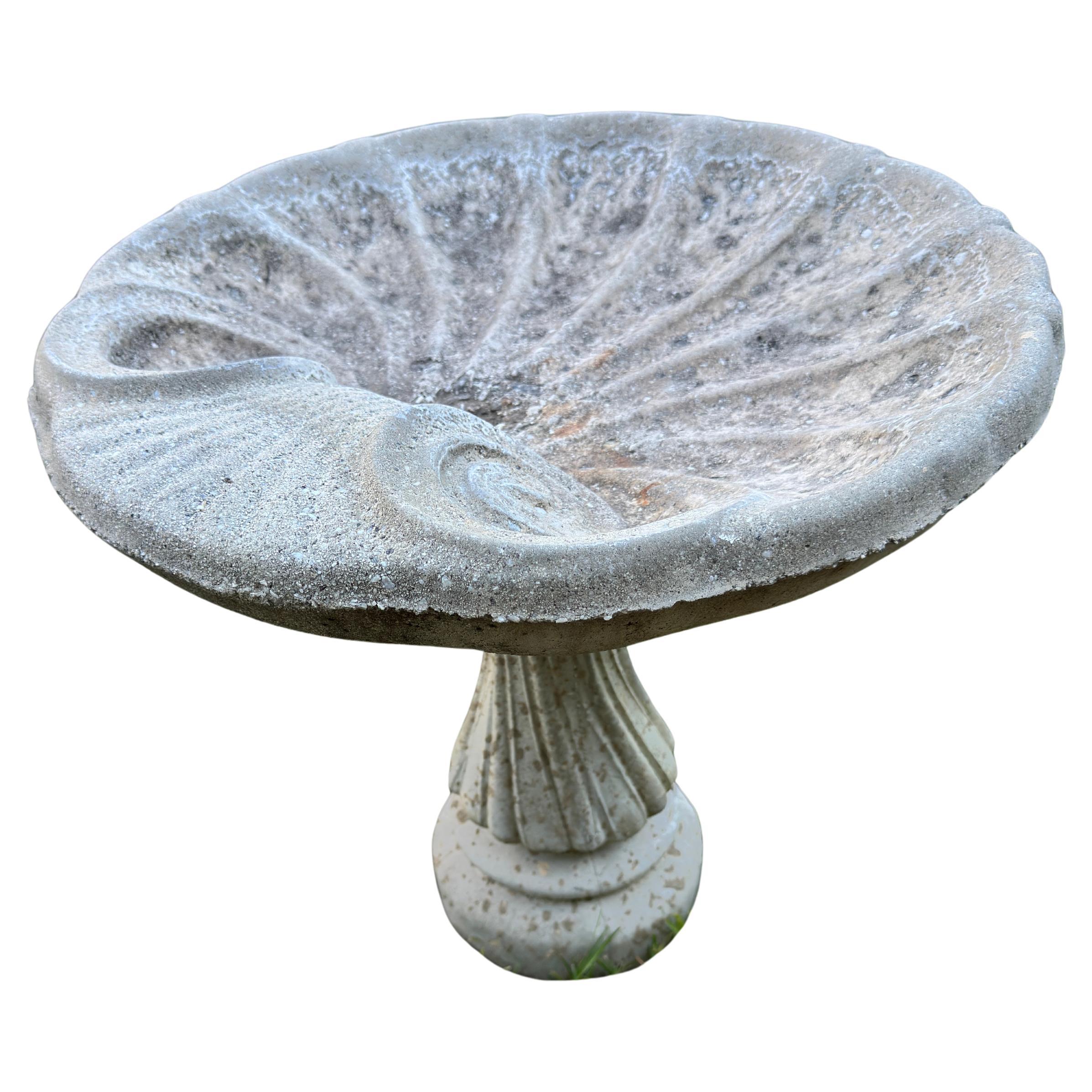 Bain d'oiseau vintage en ciment à motif d'étagère avec base - 2 pièces en vente