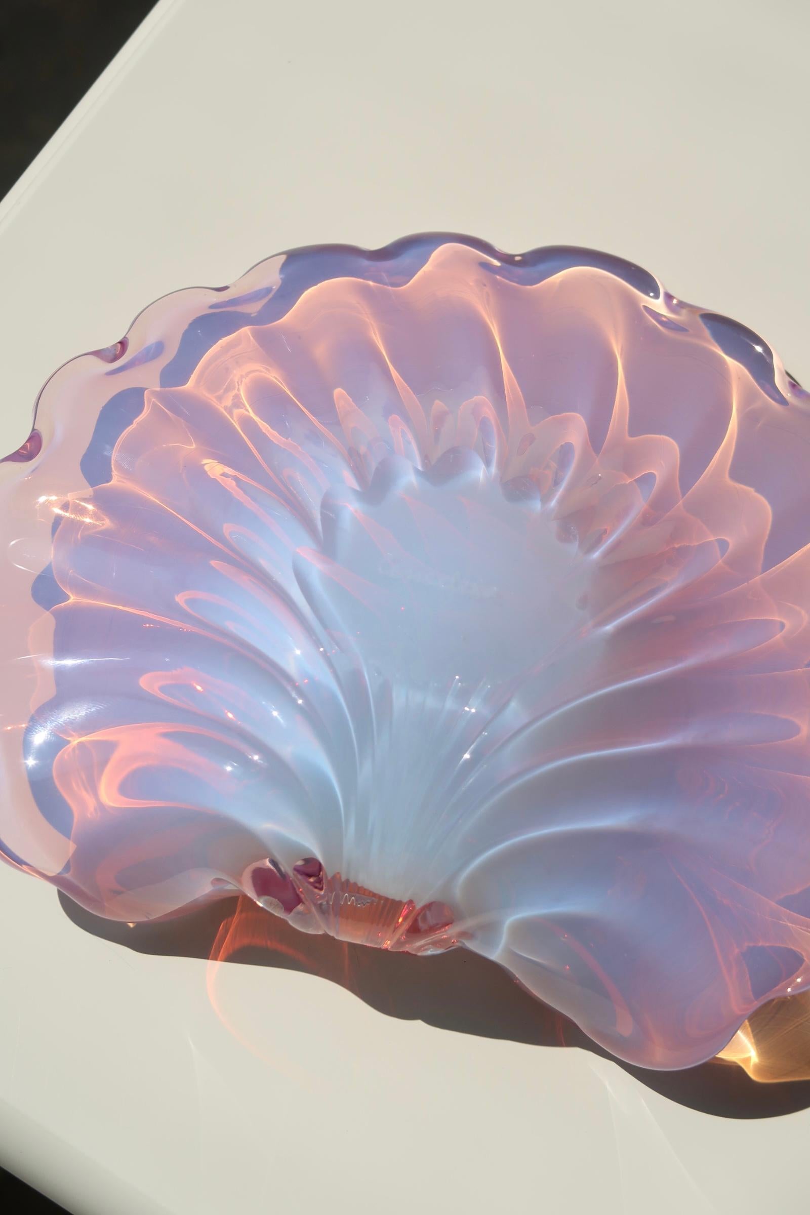 Vintage Cenedese Murano bowl shaped like a clam. Mouth-blown in purple / pink opaline glass. Handmade in Italy, 1970s. Signed below the bottom. L: 19 cm W: 17 cm H: 6.5 cm.