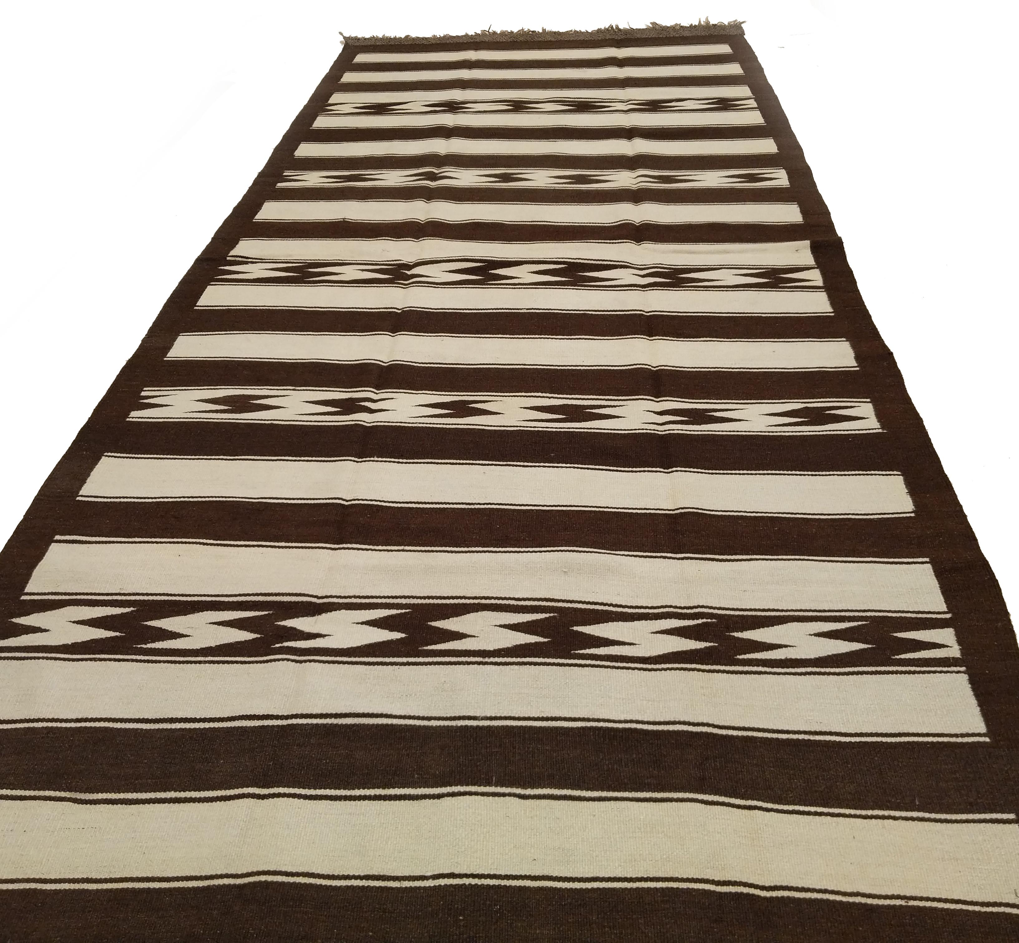 Vintage Central Asian Minimalist Kilim In Excellent Condition For Sale In Milan, IT