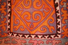 Vintage Zentralasiatischer Orangefarbener Filzteppich mit antiken Mustern