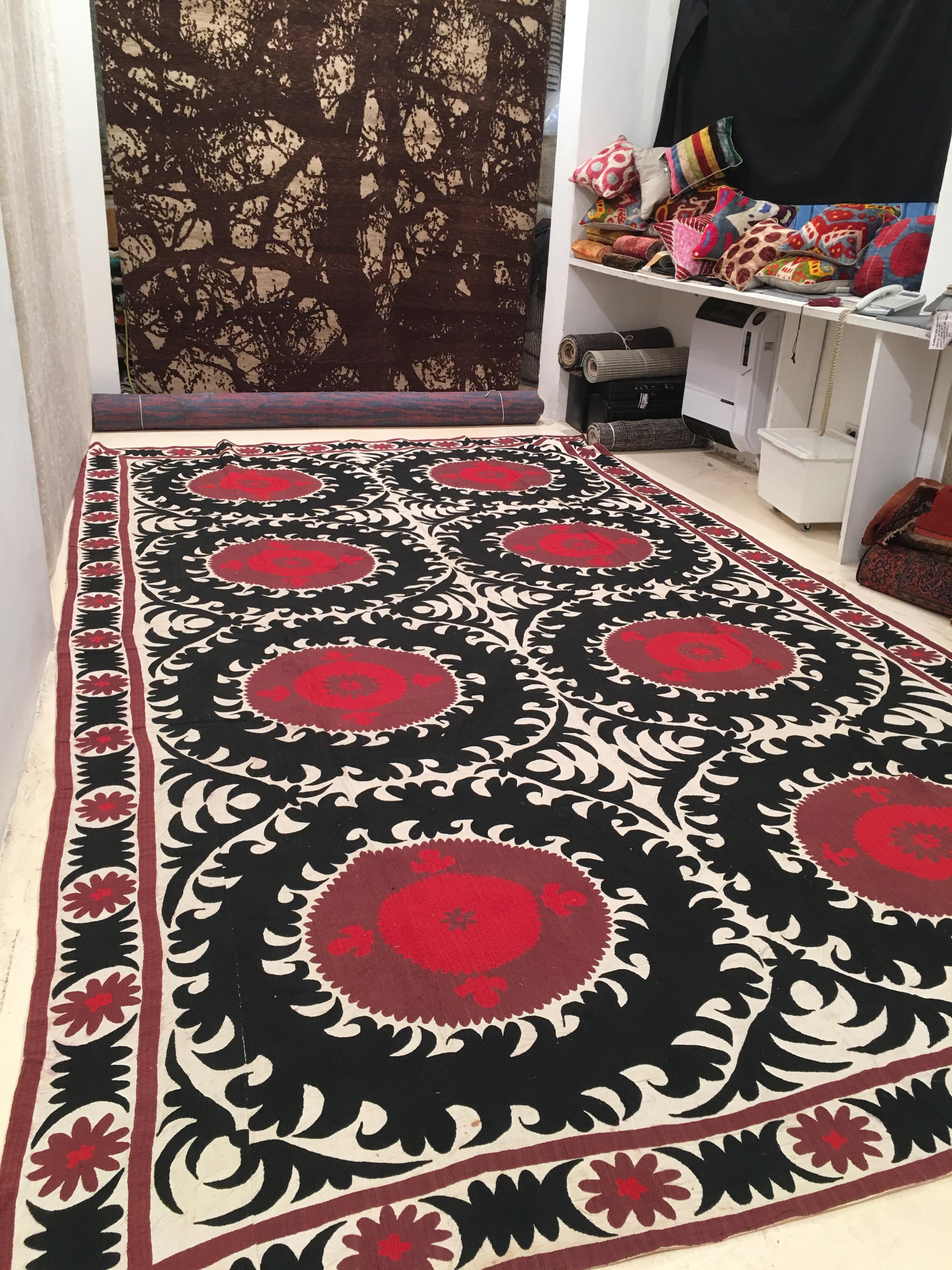 Coton Tapis vintage surdimensionné en soie brodée Suzani d'Asie centrale en vente