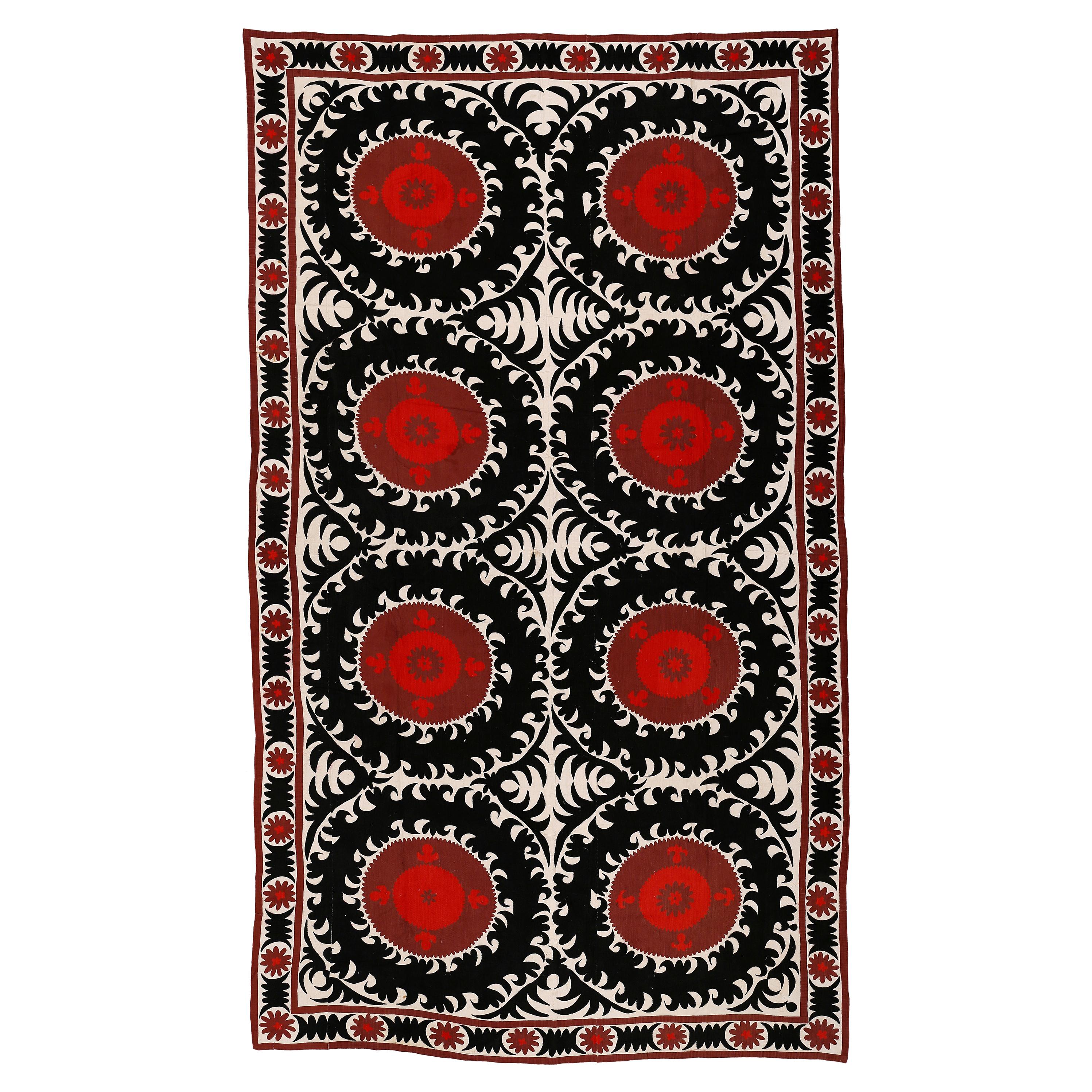 Tapis vintage surdimensionné en soie brodée Suzani d'Asie centrale en vente