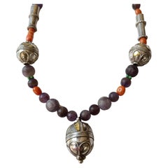 Collier vintage d'Asie centrale en argent avec pierres précieuses corail et bijoux tribaux