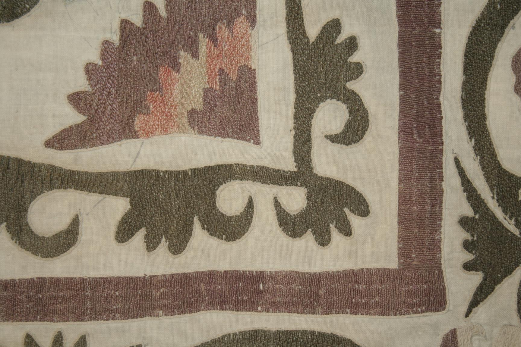 Die Suzani-Textilien aus Usbekistan sind die raffinierteste und eleganteste Erscheinungsform der zentralasiatischen Textilkunsttradition. Seiden- auf Baumwollstickereien wie diese wurden von jungen Frauen gewebt, um ihre Mitgift zu bereichern,