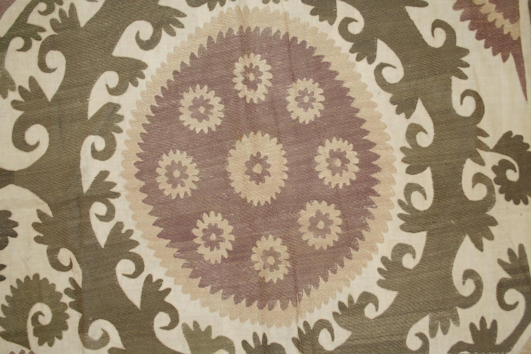 Zentralasiatischer Suzani-Stickerei-Teppich (Mitte des 20. Jahrhunderts) im Angebot