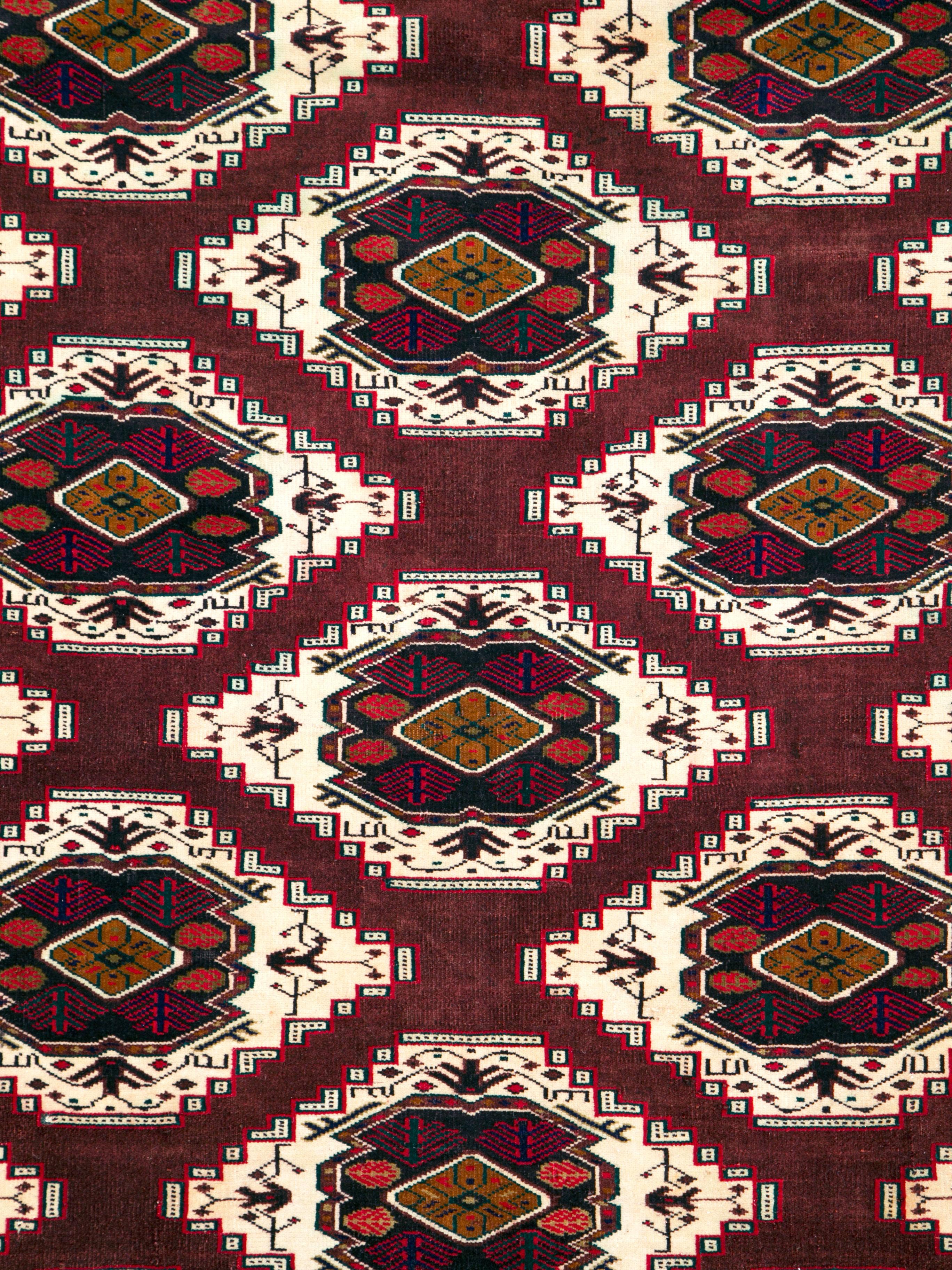 Ein alter zentralasiatischer Turkoman-Teppich aus der Mitte des 20. Jahrhunderts.

Maße: 6' 7