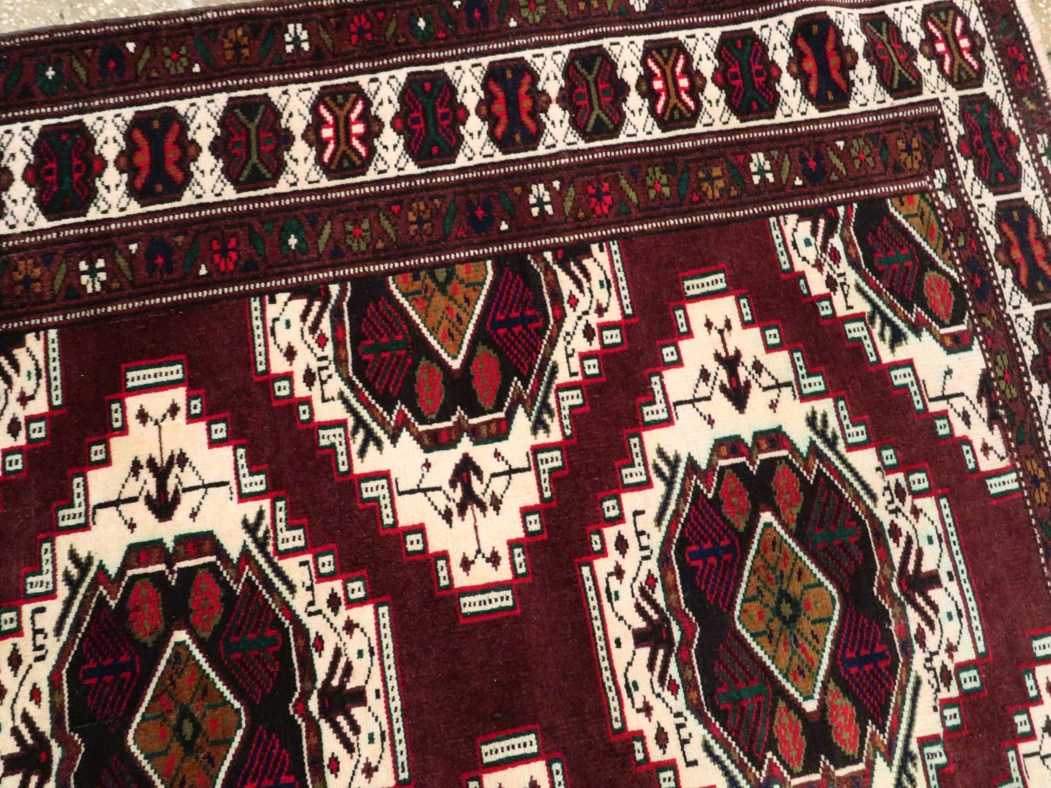 Zentralasiatischer türkischer Teppich im Vintage-Stil (Wolle) im Angebot