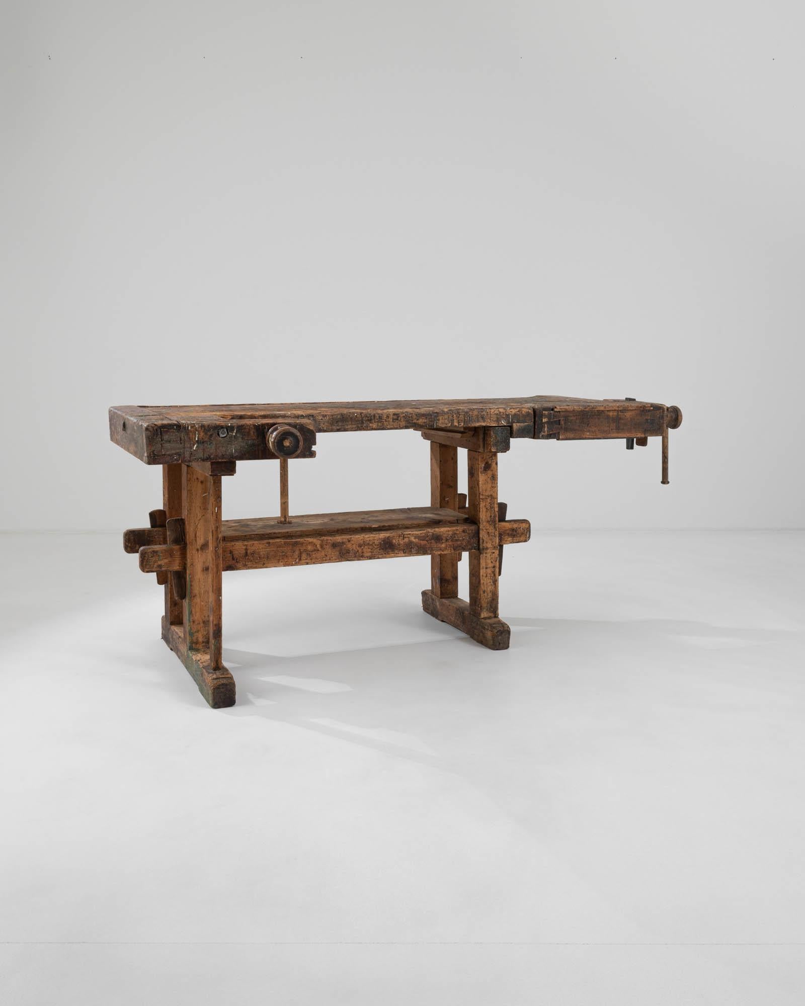 Une table de travail vintage en bois d'Europe centrale. Construits à partir de solides poutres en bois, ils ont été fabriqués en tenant compte des moyens de subsistance du propriétaire. Le dernier cri en matière de table robuste transforme la