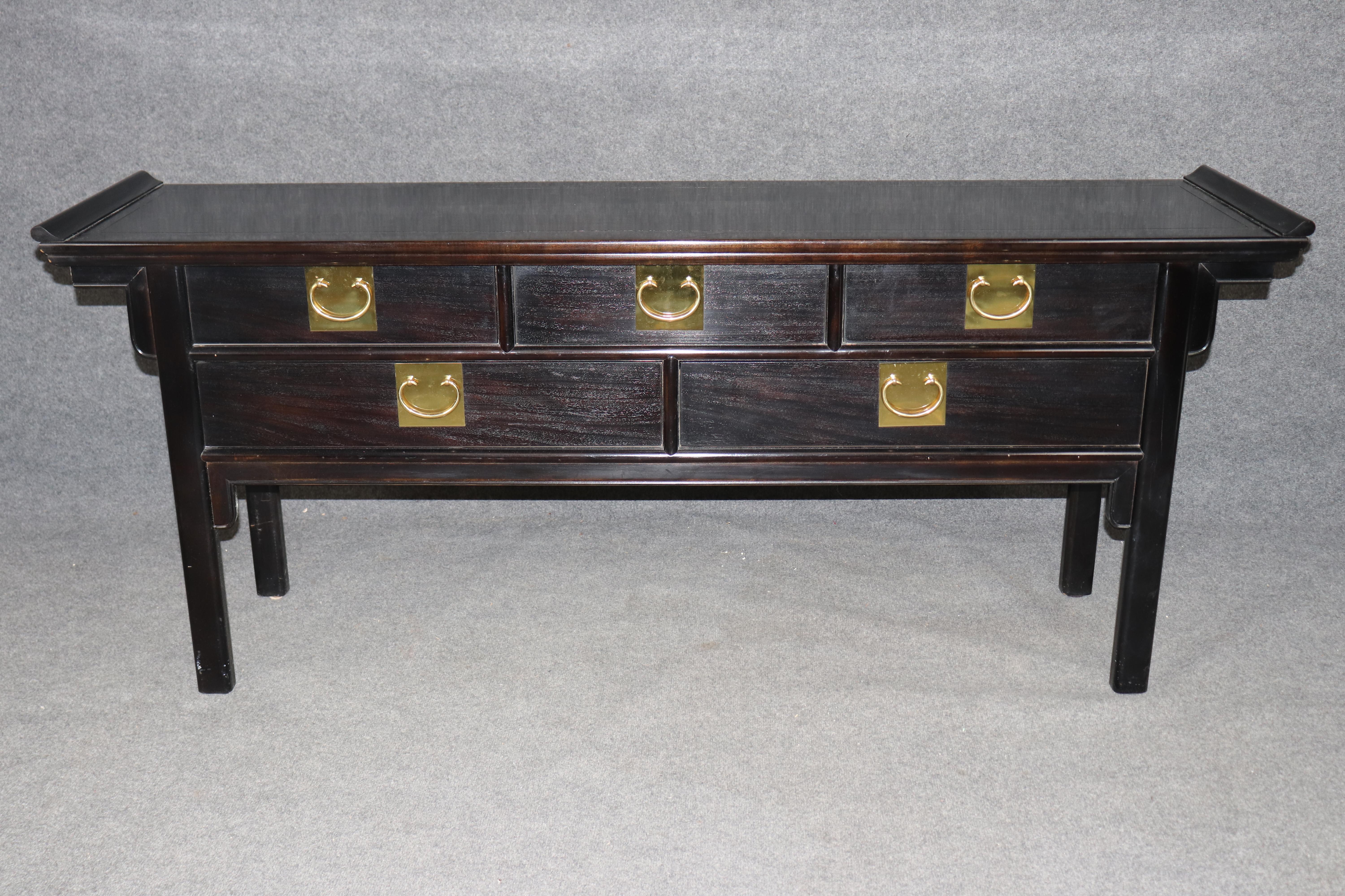 Dimensions - H : 31 1/4 in W : 73 po D : 18 po 

Introduisez une sophistication intemporelle dans votre intérieur avec cette étonnante table console de style Vintage Chinoiserie de l'emblématique Collection Chin Hua de Century Furniture. Marque de