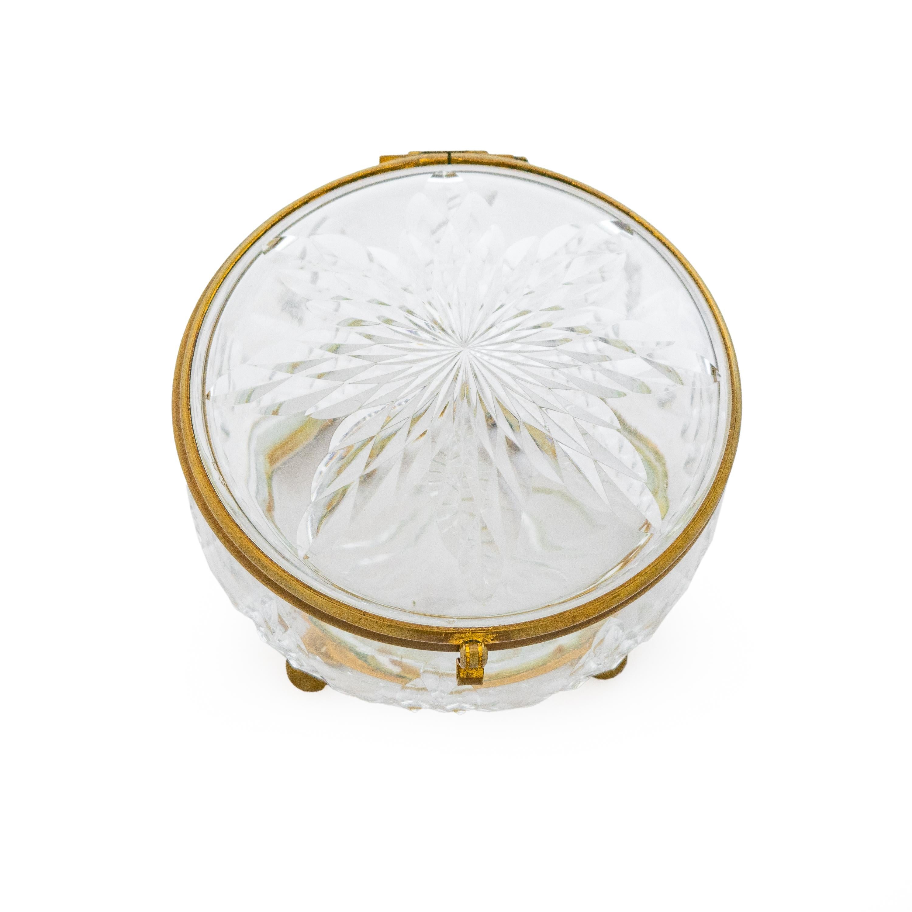 Il s'agit d'une boîte circulaire très simple en verre taillé avec garniture en laiton, datant du début du 20e siècle.