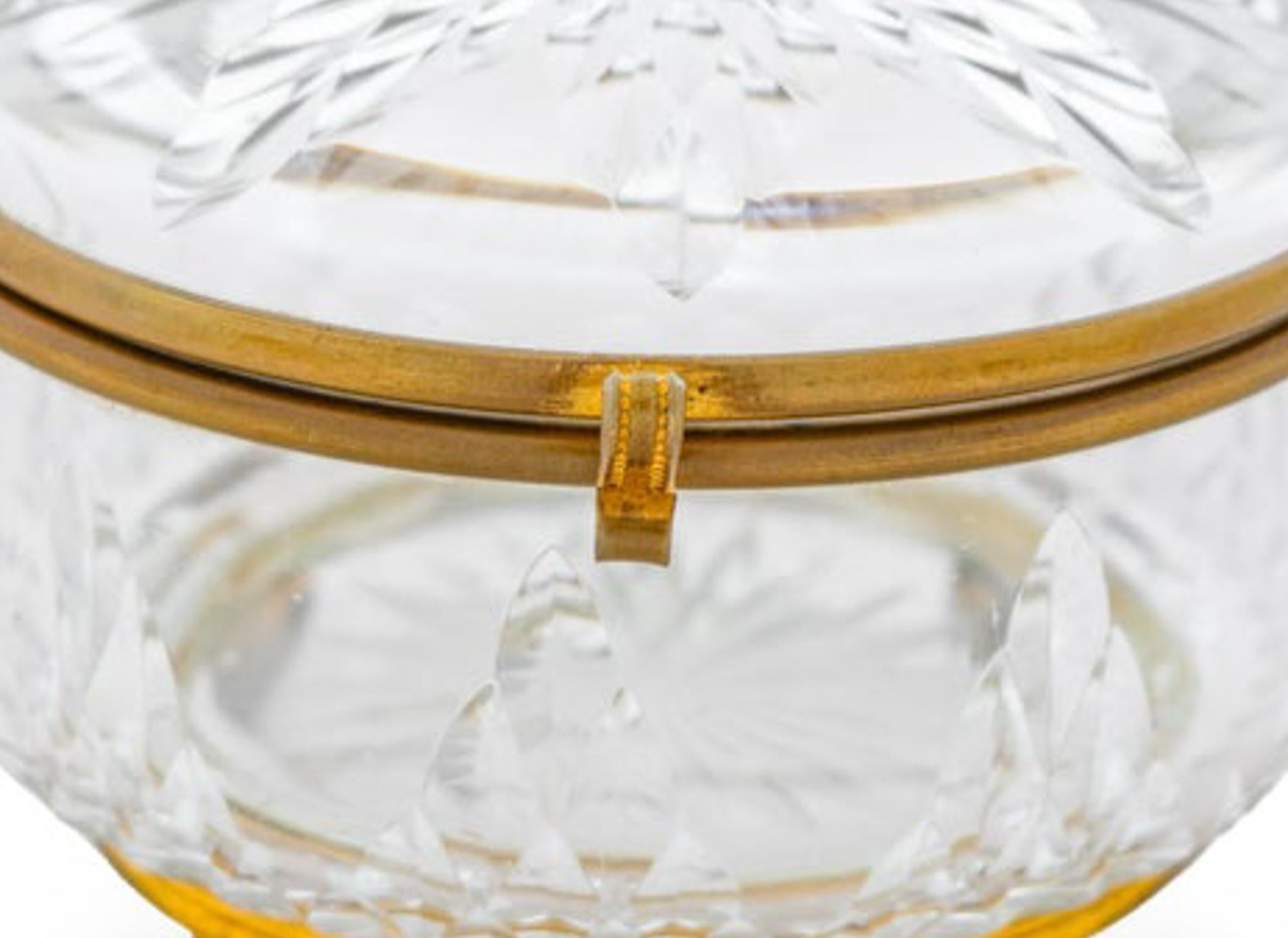 Français Boîte circulaire en verre taillé en vente