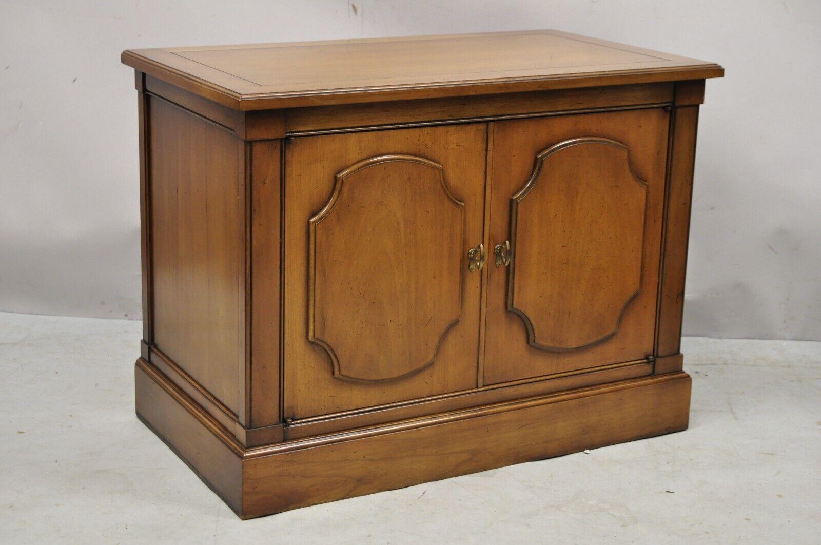 Meuble Vintage Century Regency Hollywood Regency Console avec 2 portes en noyer. L'article présente des séparations intérieures amovibles, un beau grain de bois, 2 portes battantes, une fabrication américaine de qualité, un style et une forme