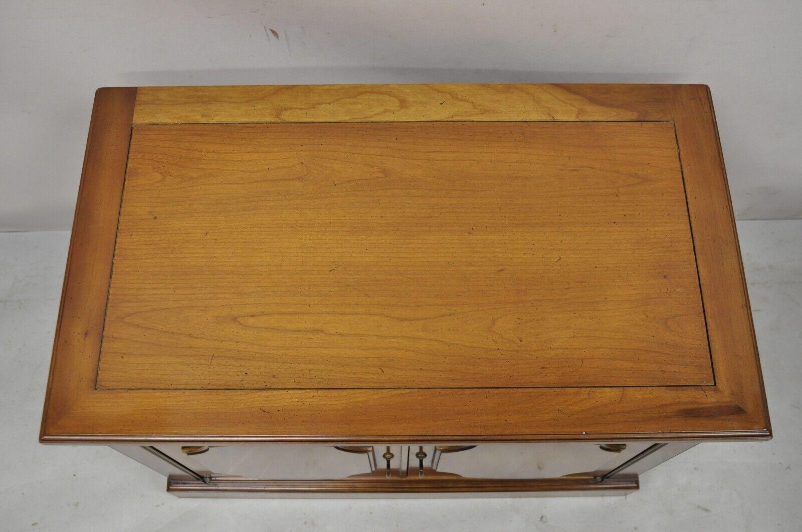 Vintage Century Furniture Hollywood Regency 2 Door Walnut Record Console Cabinet In Good Condition For Sale In Philadelphia, PA