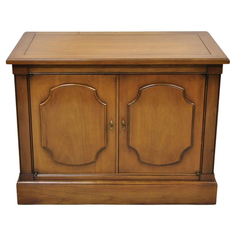 https://a.1stdibscdn.com/vintage-century-furniture-hollywood-regency-2-door-walnut-record-console-cabinet-for-sale/f_9341/f_316197621670351366310/f_31619762_1670351366952_bg_processed.jpg?width=768