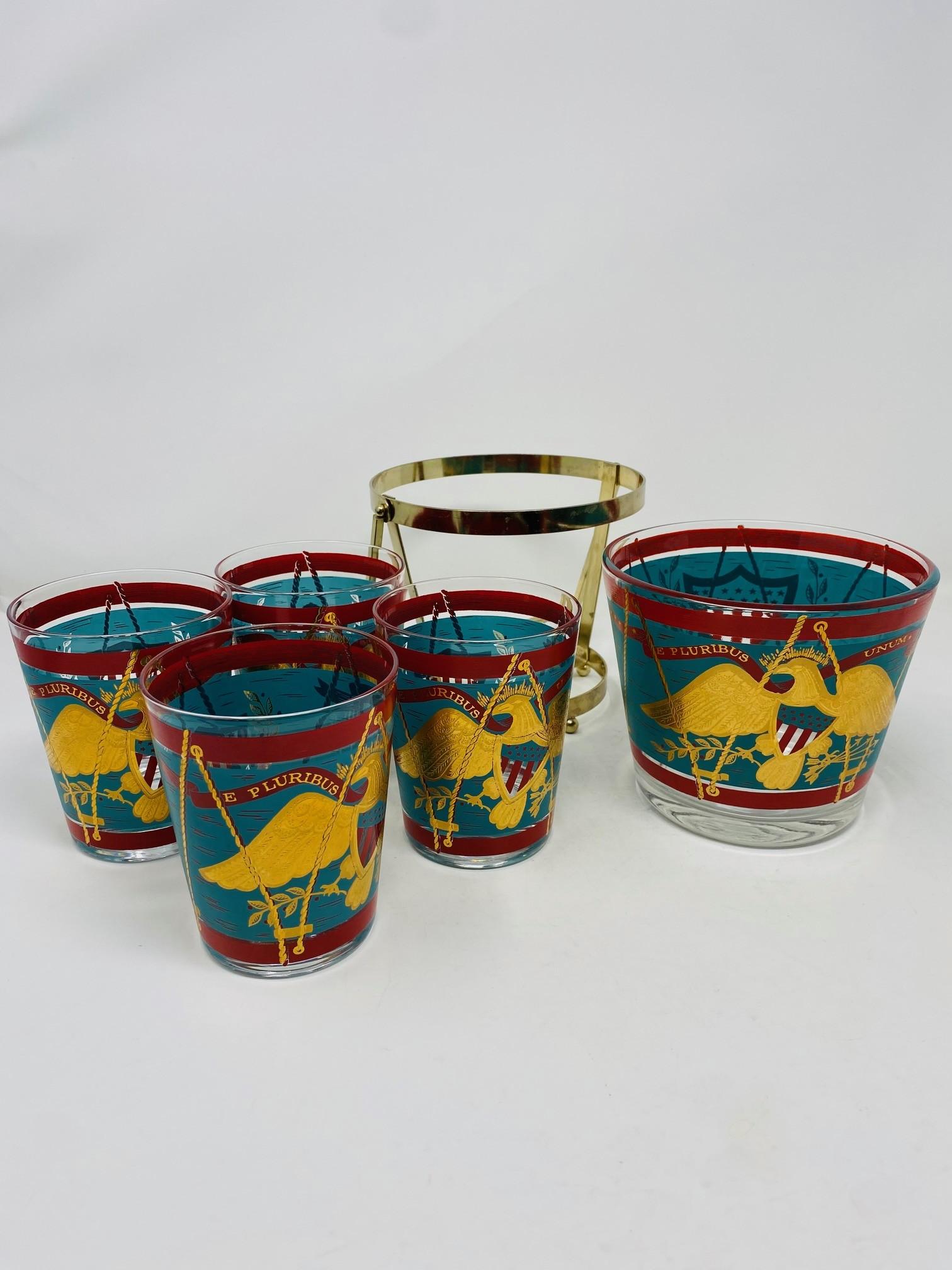 Un ensemble incroyable et unique. Verres à glace ou doubles verres à l'ancienne Modern-Decor de CERA Glass, décorés d'un motif de la taille d'une pierre.  emblème patriotique tambour en émail sarcelle et rouge avec un aigle en feuille d'or 22 carats