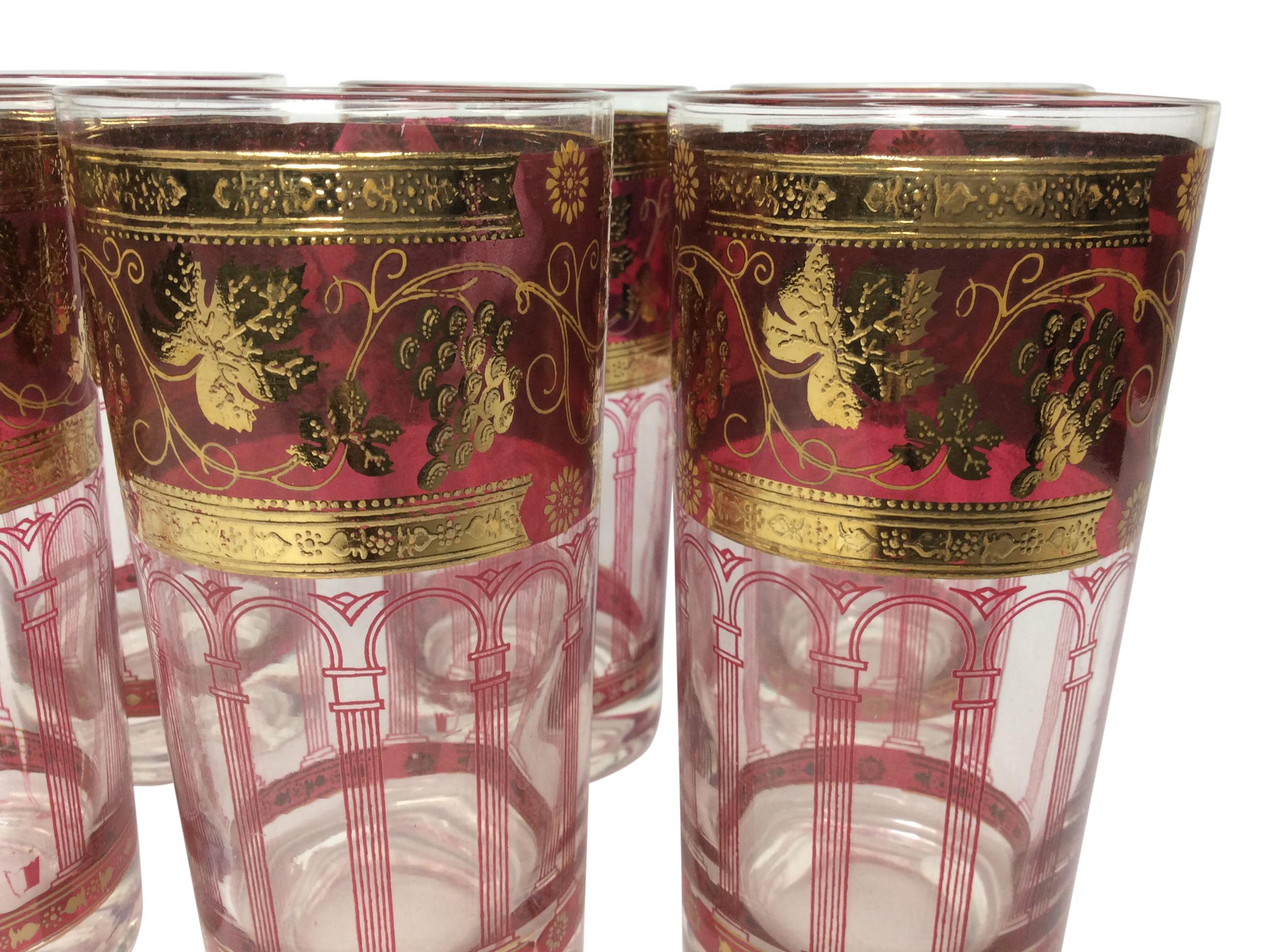 Ensemble de 6 verres Highball Vintage CERA avec une large bande dorée et canneberge avec des feuilles de raisin dorées. Sous le bandeau se trouve une série d'arcs et de colonnes de couleur canneberge.
