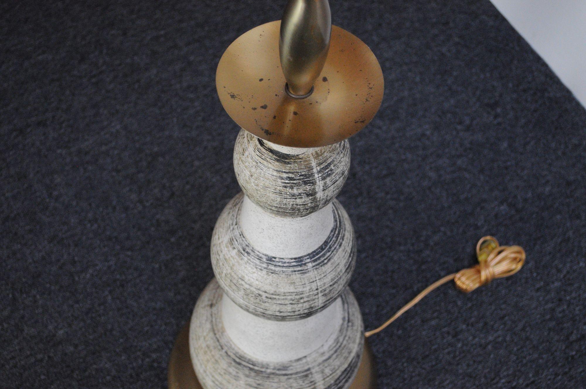 Vintage Keramik und Messing abgestufte Dual-Sockel Stehlampe mit Schirm im Angebot 9