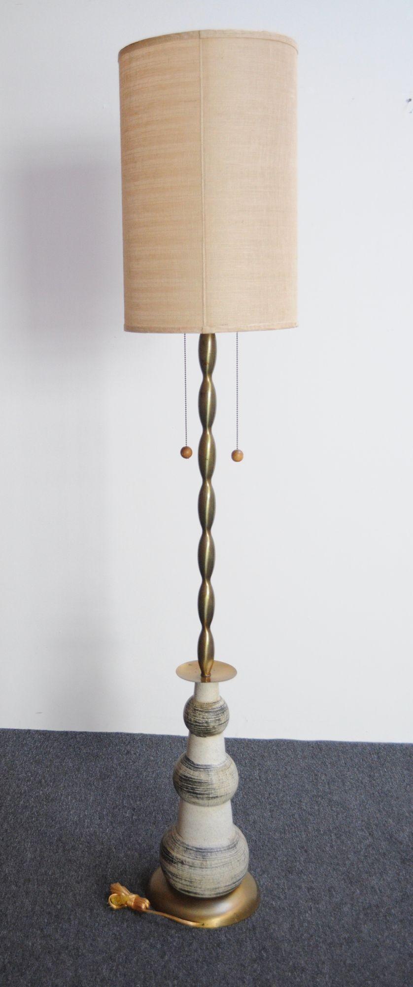 Mid-Century Modern Lampadaire vintage en céramique et laiton à double douille graduée avec abat-jour en vente