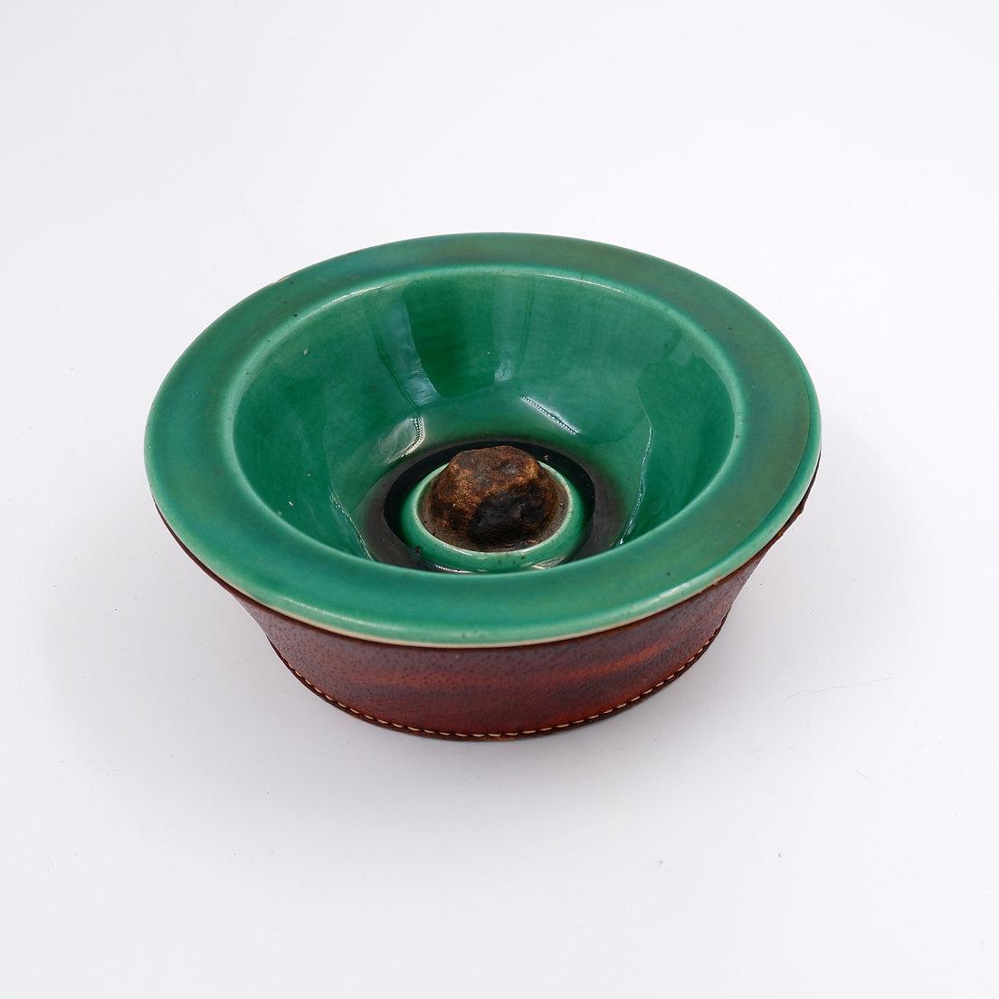 Vintage ceramic and leather ashtray from the 1950s, in the Keramos Sèvres style. im Angebot 4