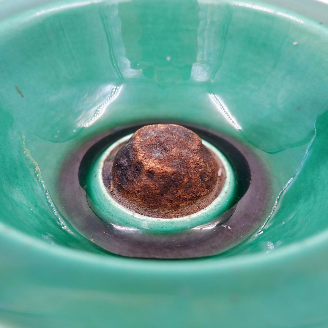 Vintage ceramic and leather ashtray from the 1950s, in the Keramos Sèvres style. (Moderne der Mitte des Jahrhunderts) im Angebot