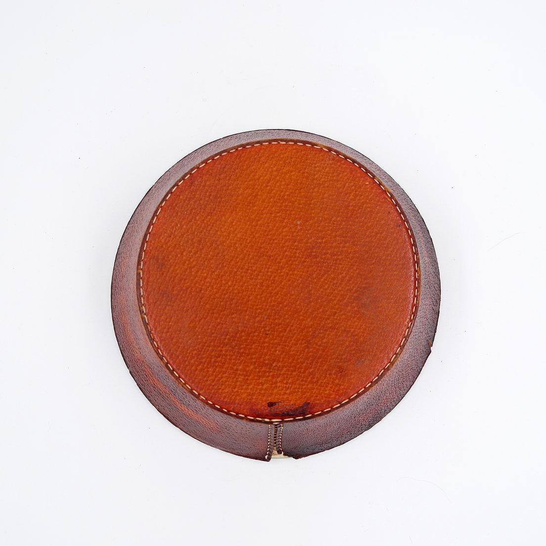 Vintage ceramic and leather ashtray from the 1950s, in the Keramos Sèvres style. (Keramik) im Angebot