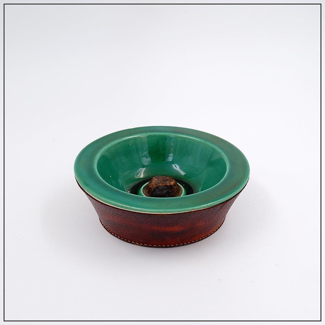 Vintage ceramic and leather ashtray from the 1950s, in the Keramos Sèvres style. im Angebot 3