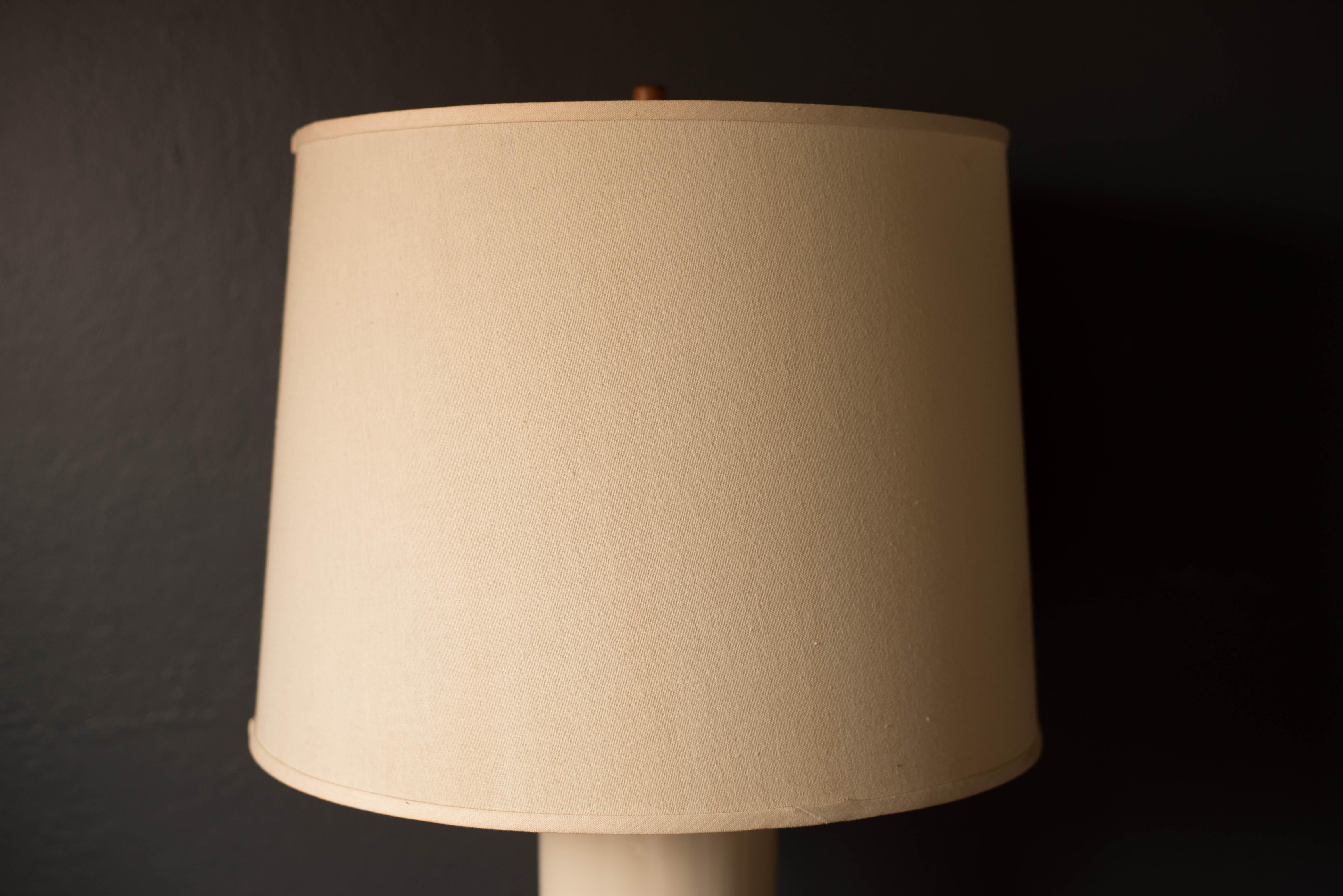 Vintage White Ceramic and Walnut Table Lamp For Sale 3