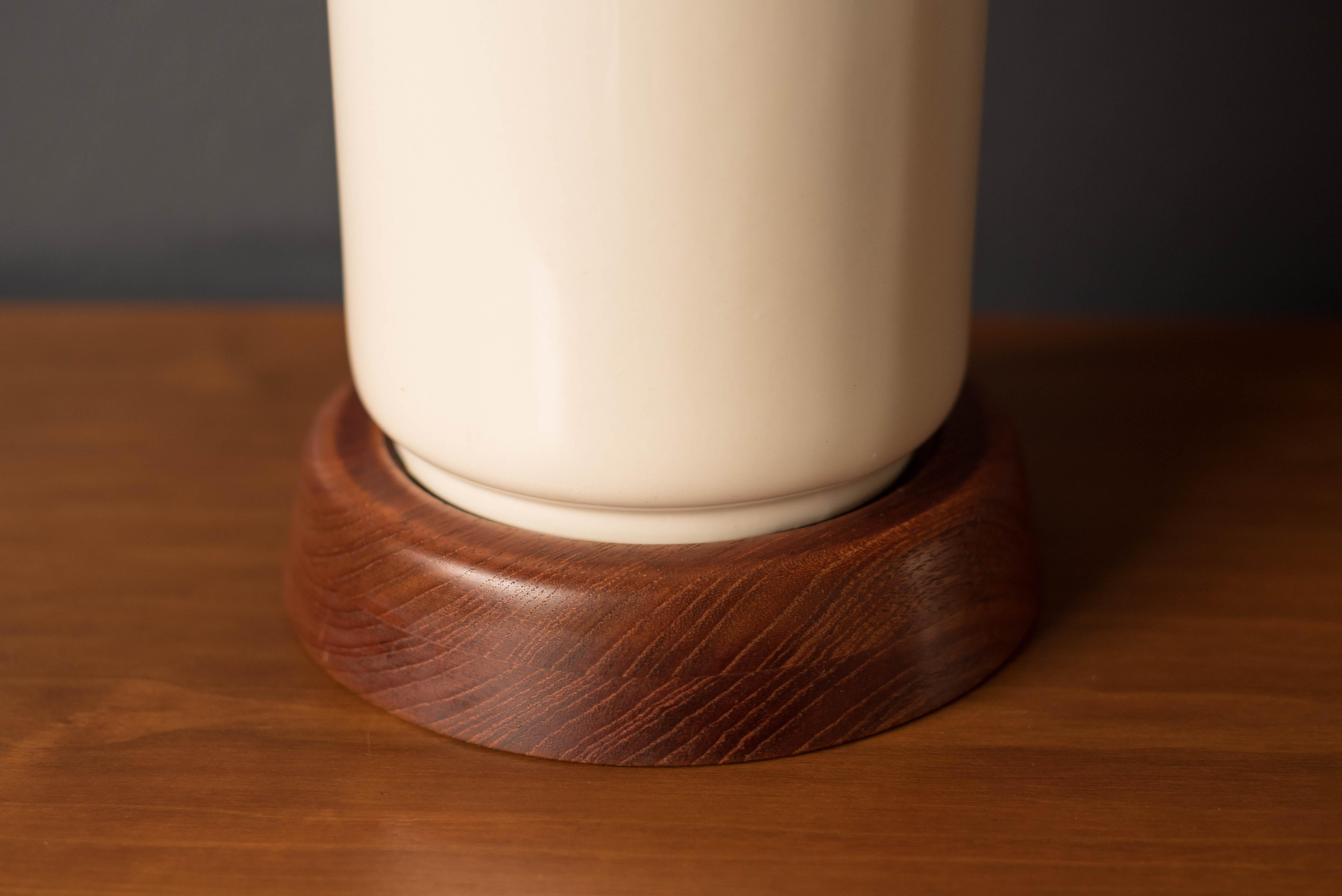 Keramische Akzentlampe aus Nussbaumholz (Keramik) im Angebot