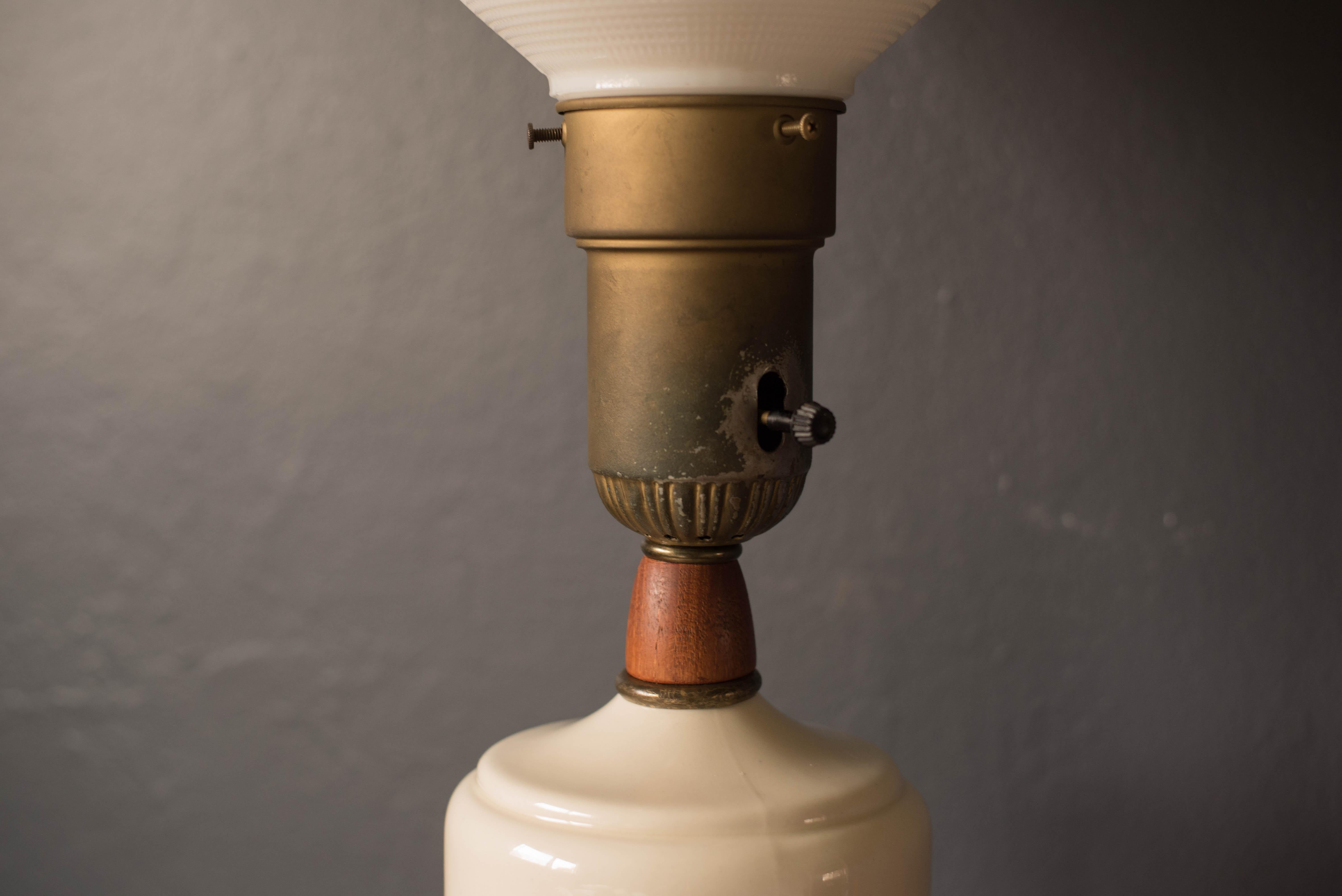 Mid-20th Century Vintage White Ceramic and Walnut Table Lamp For Sale