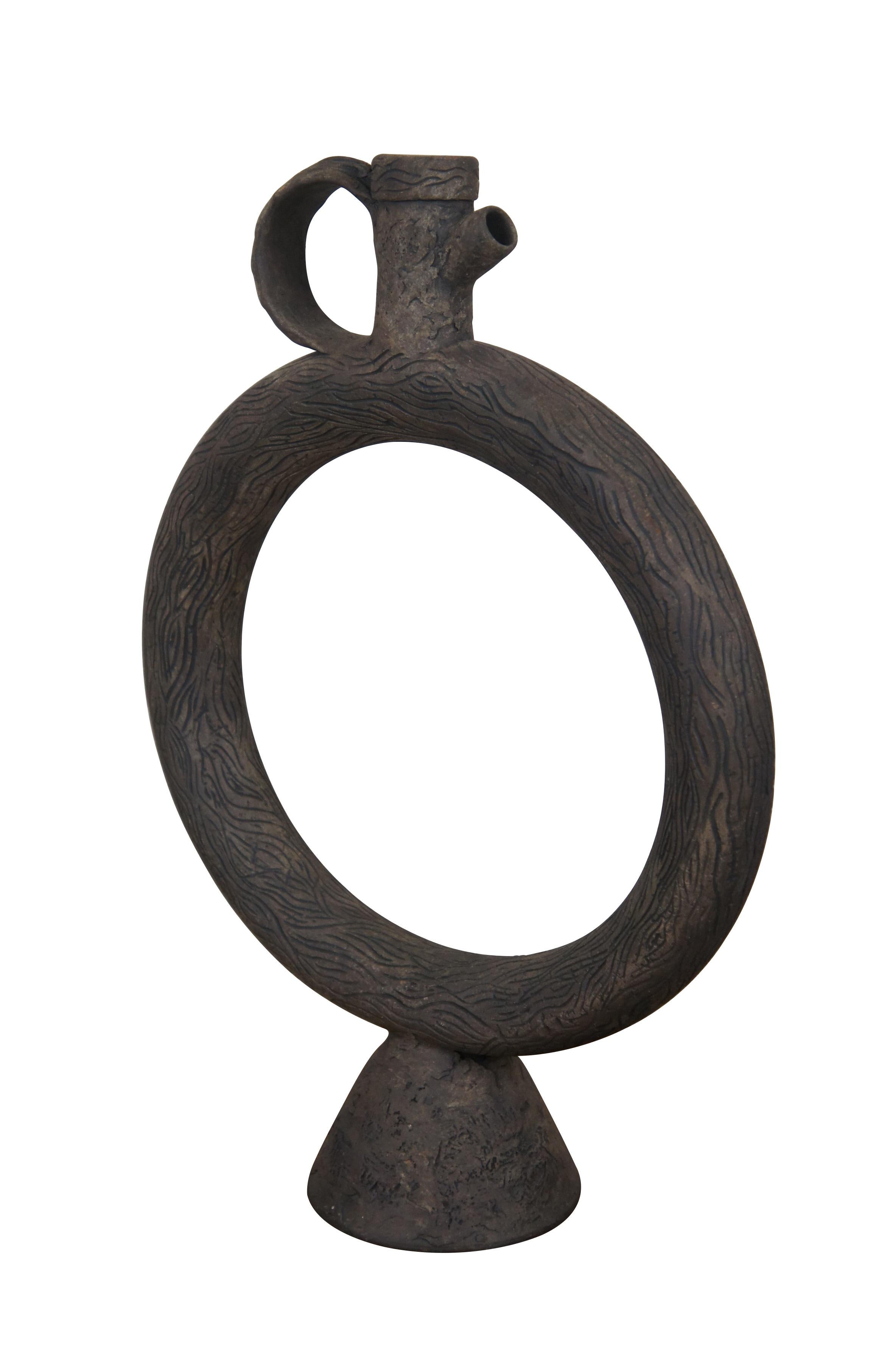 Jarra / botella / jarra de cerámica artística marrón sin vidriar del siglo XX con base cónica, tapón de imitación y textura artesanal de grano de madera / corteza de árbol. 

DIMENSIONES
13,5