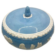 Dekorative Babyblaue Deckelschale aus Keramik mit Deckel und weißen Figuren aus Keramik