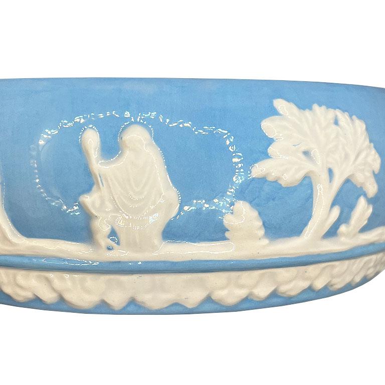 Plato Cubierto Decorativo Vintage de Cerámica Azul Bebé con Tapa y Figuras Blancas Desconocido en venta