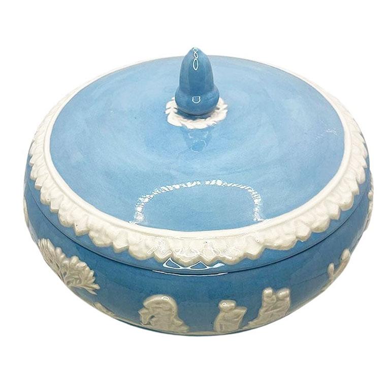 Plato Cubierto Decorativo Vintage de Cerámica Azul Bebé con Tapa y Figuras Blancas siglo XX en venta
