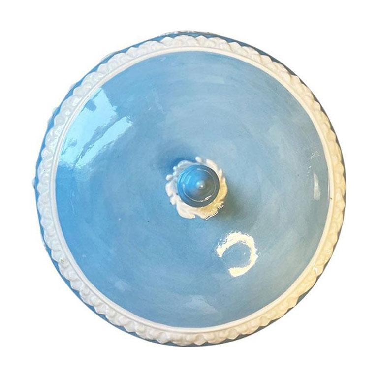 Plato Cubierto Decorativo Vintage de Cerámica Azul Bebé con Tapa y Figuras Blancas Cerámico en venta