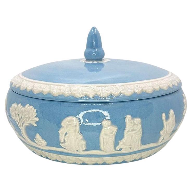 Plato Cubierto Decorativo Vintage de Cerámica Azul Bebé con Tapa y Figuras Blancas en venta