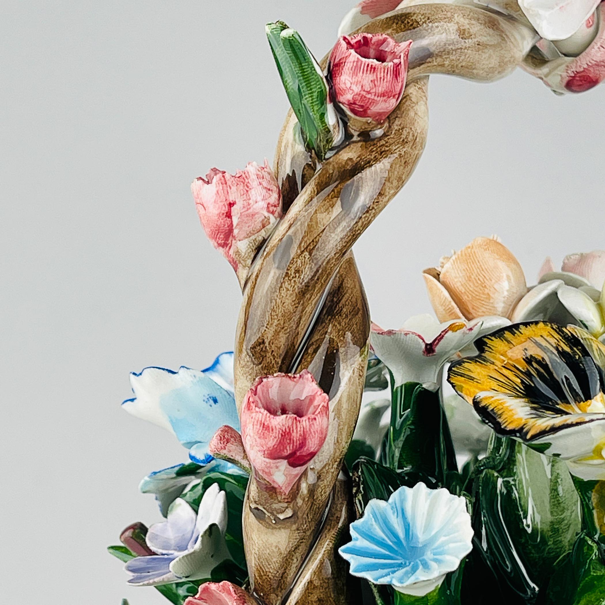 Cestino in ceramica d'epoca con fiori di S. Rioleva Capodimonte Italia 1960s in vendita 1