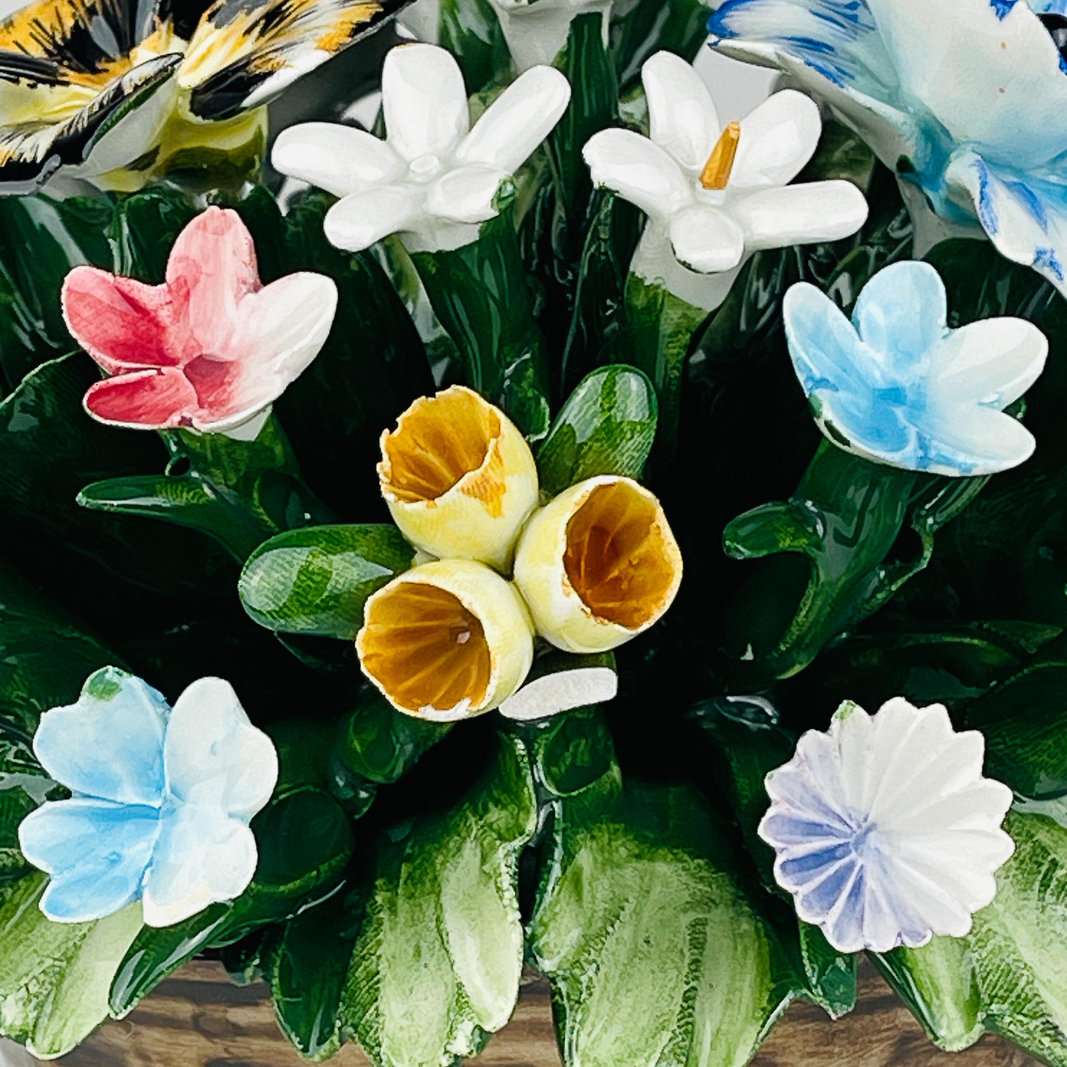 Cestino in ceramica d'epoca con fiori di S. Rioleva Capodimonte Italia 1960s in vendita 2