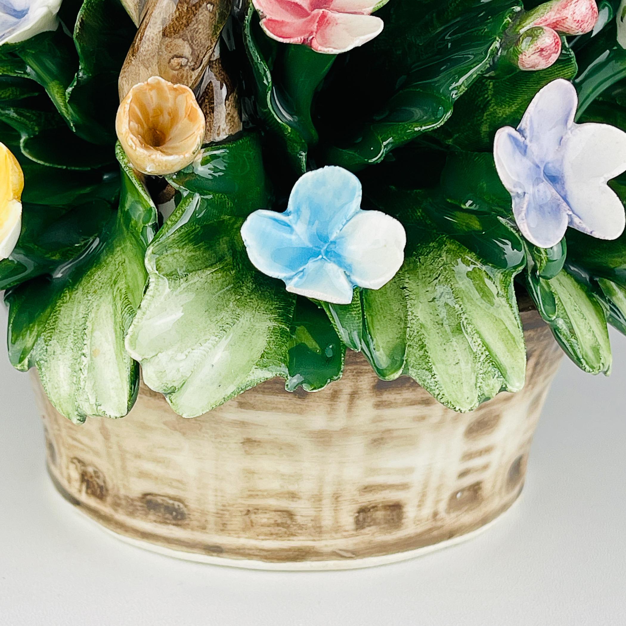 Cestino in ceramica d'epoca con fiori di S. Rioleva Capodimonte Italia 1960s in vendita 3