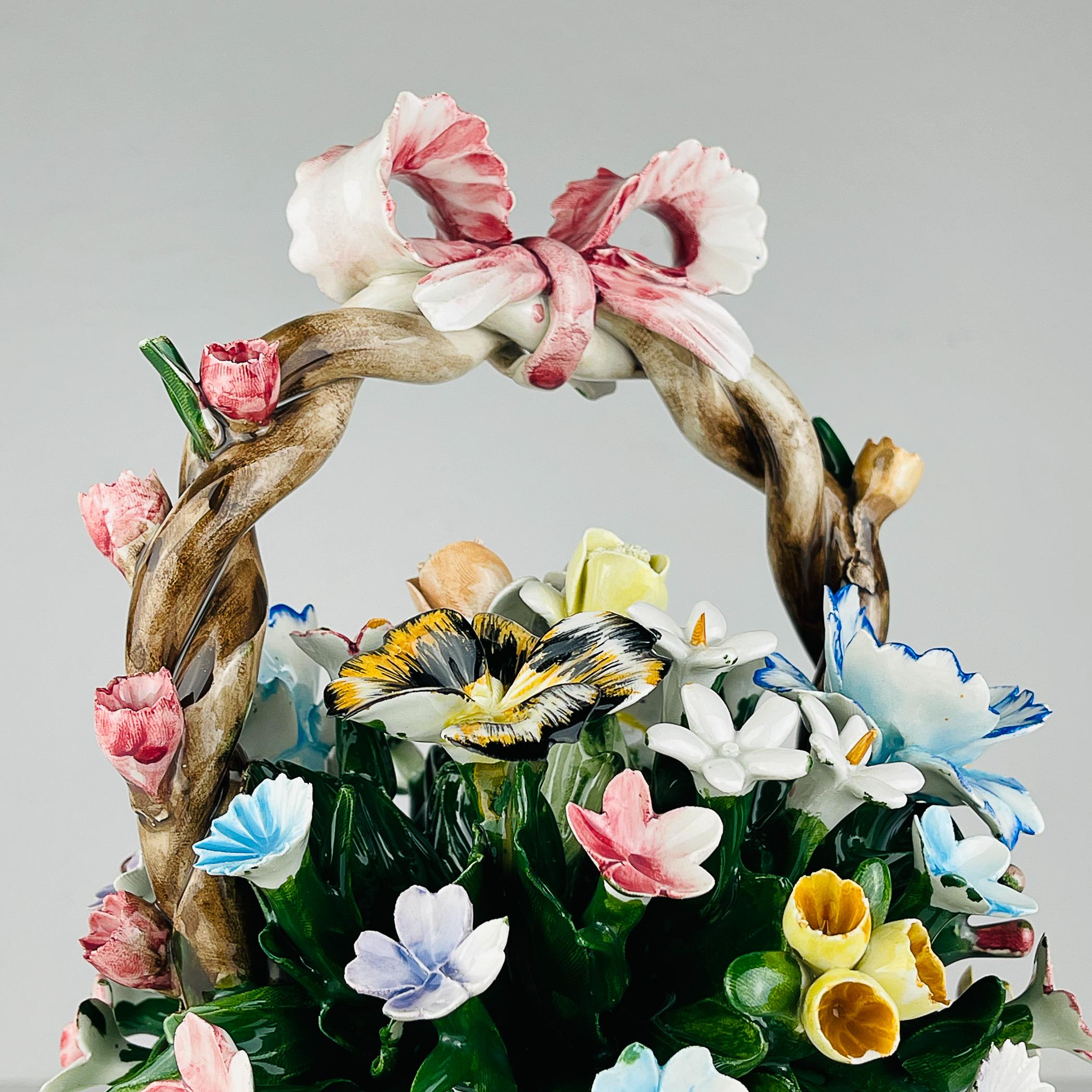 Cestino in ceramica d'epoca con fiori di S. Rioleva Capodimonte Italia 1960s in vendita 5