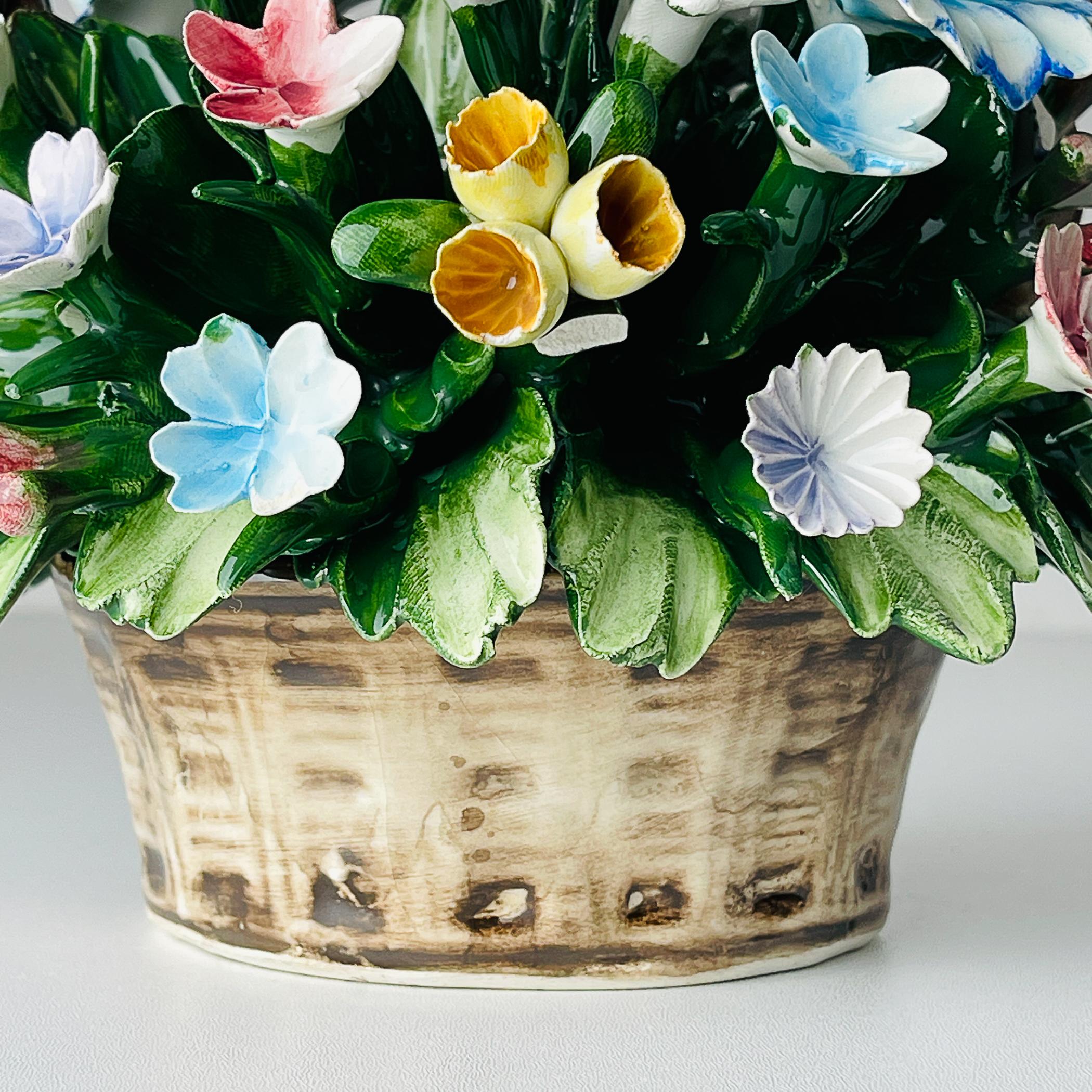 Cestino in ceramica d'epoca con fiori di S. Rioleva Capodimonte Italia 1960s in vendita 6
