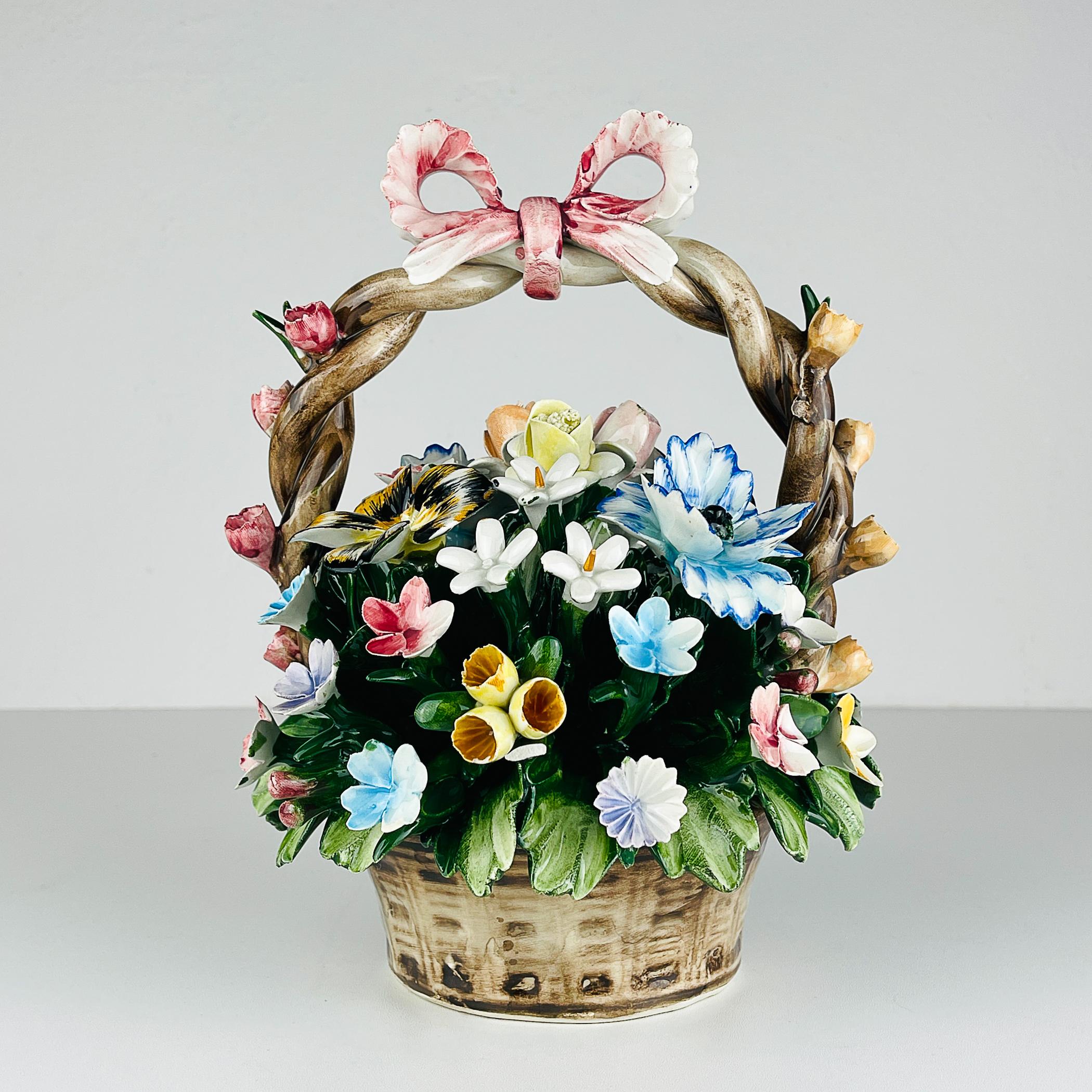 Cestino in ceramica vintage con fiori di S. Rioleva Capodimonte realizzato in Italia negli anni '60.

C'è un marchio dell'autore sul fondo. In ottime condizioni vintage, con segni dell'età e dell'uso. Per favore, guarda la