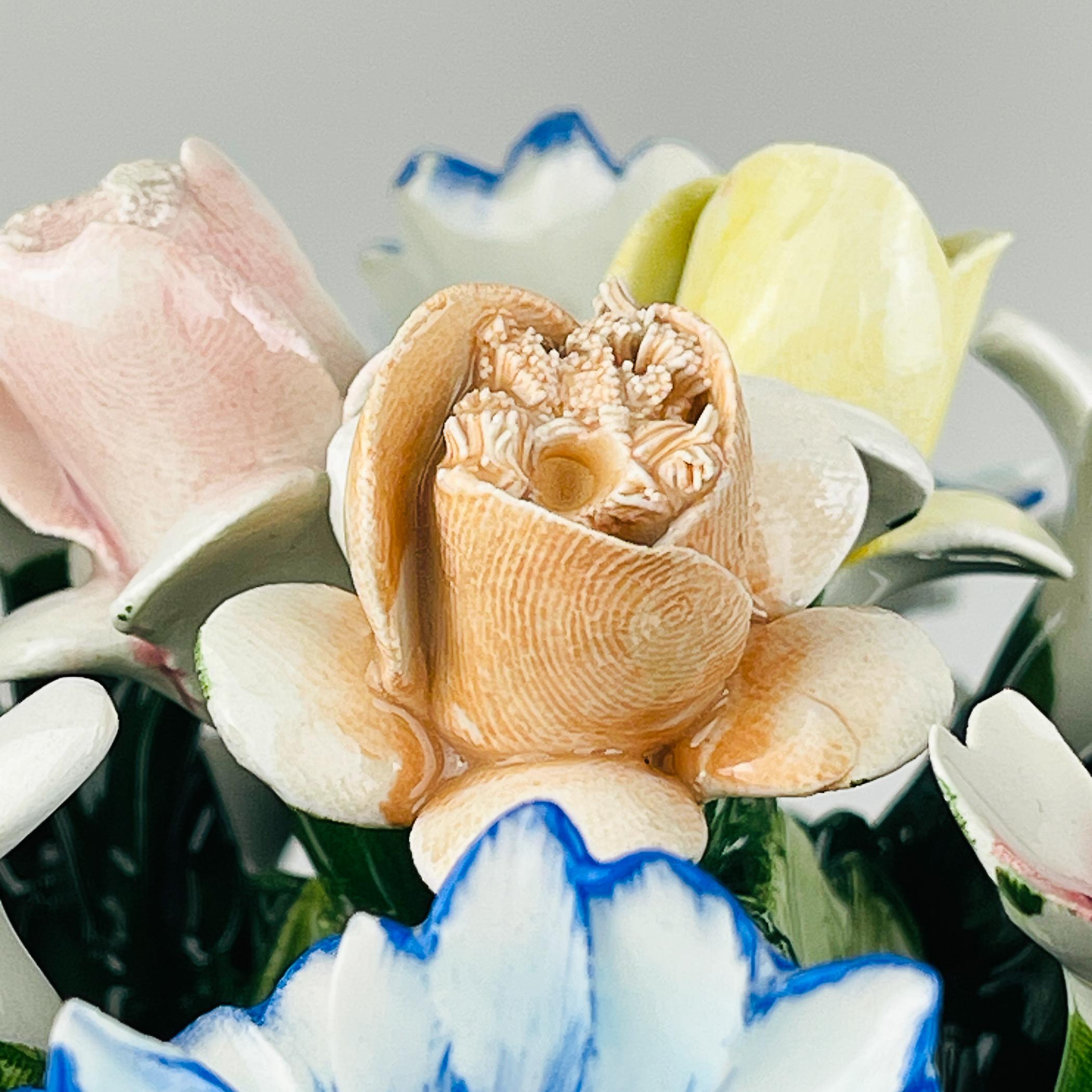 Mid-Century moderno Cestino in ceramica d'epoca con fiori di S. Rioleva Capodimonte Italia 1960s in vendita