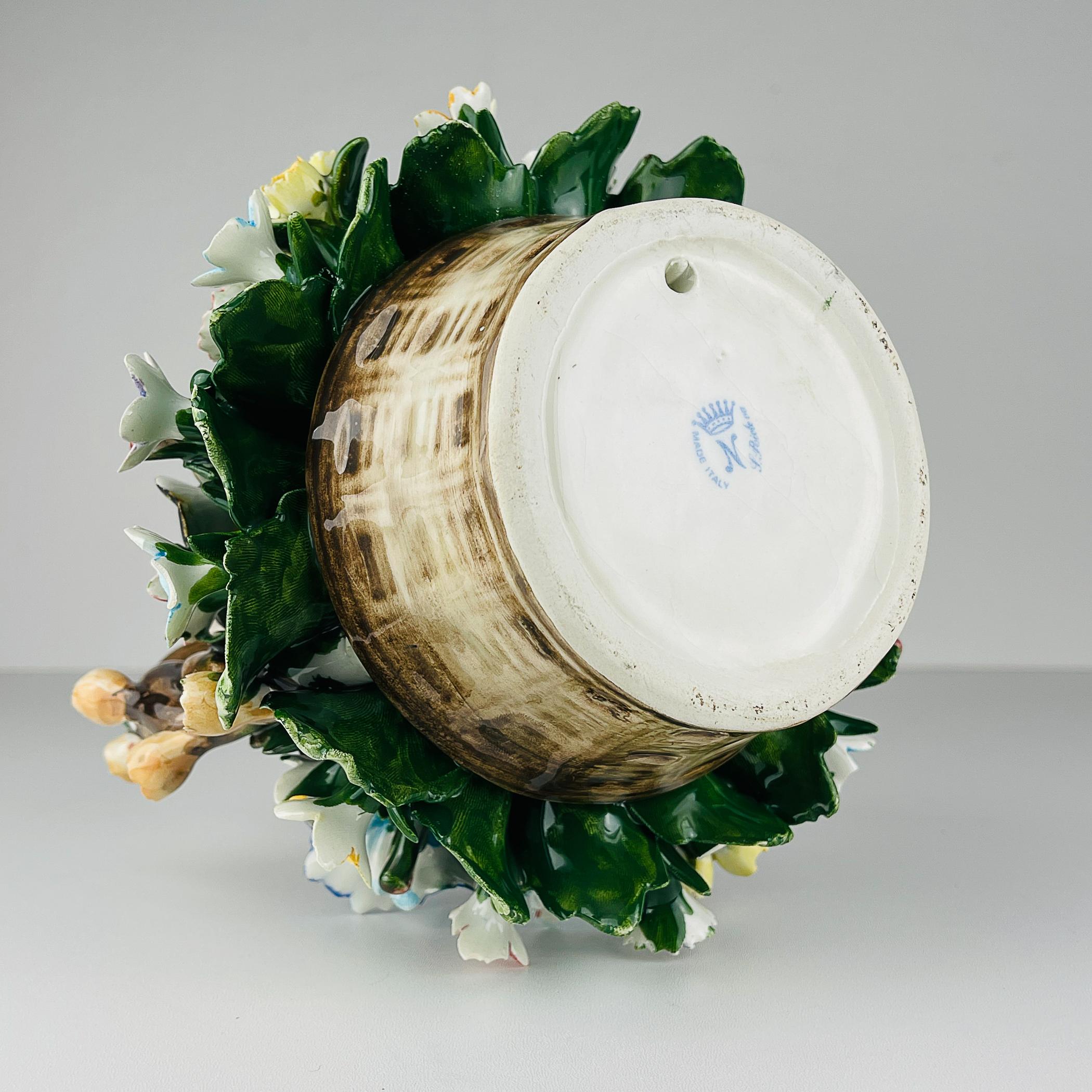 Italiano Cestino in ceramica d'epoca con fiori di S. Rioleva Capodimonte Italia 1960s in vendita